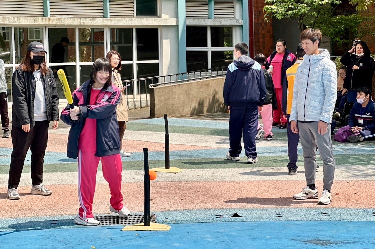 官大元陪新北特教學校孩子們在打球　被問：為什麼退休？