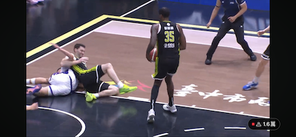 TPBL》蔡宸綱、貝奇肢體衝突　蔣淯安從板凳衝出被奪權出場