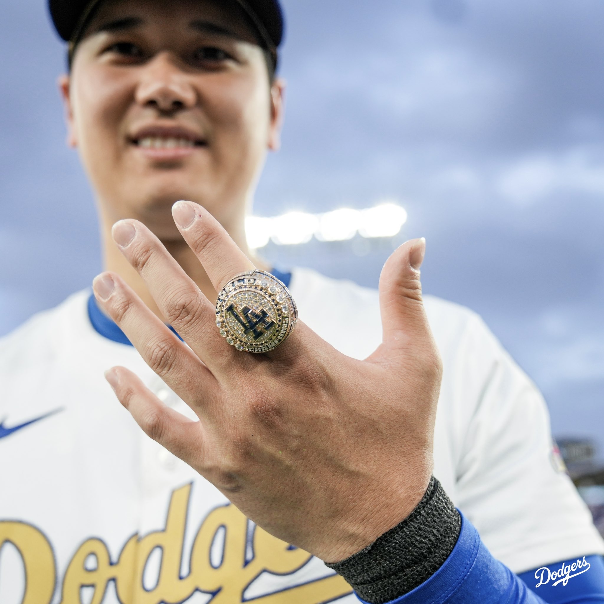 MLB》大谷翔平接下生涯第一枚世界大賽冠軍戒　戴在左手食指露出燦爛笑容