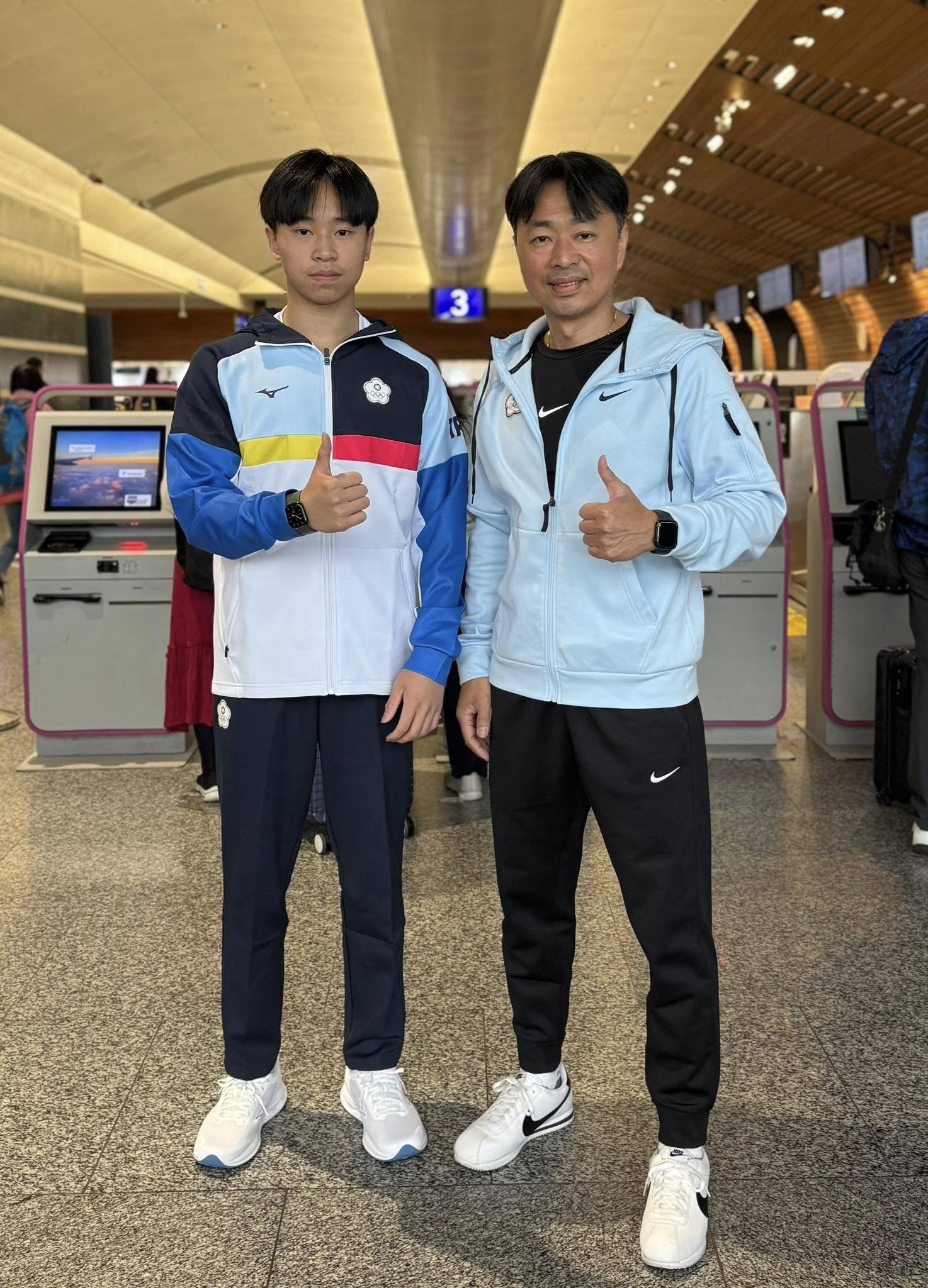 世中運》體操鄭丞佑出征　教練父親鄭焜杰：「以前都是他送我，終於今天換我送他」