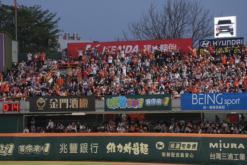 中職》右外野滿滿獅迷　台南球場湧進9035人