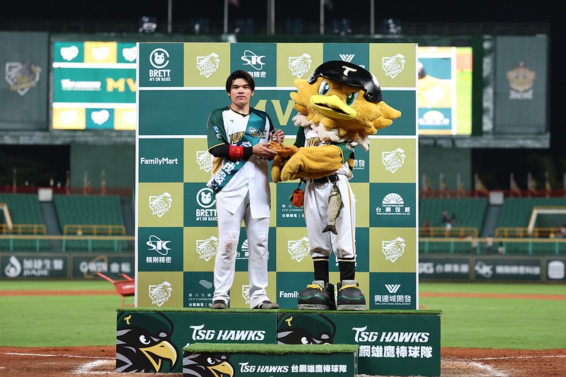 台鋼雄鷹》看到陳文杰坐輪椅來握手　張肇元暖心應援舞