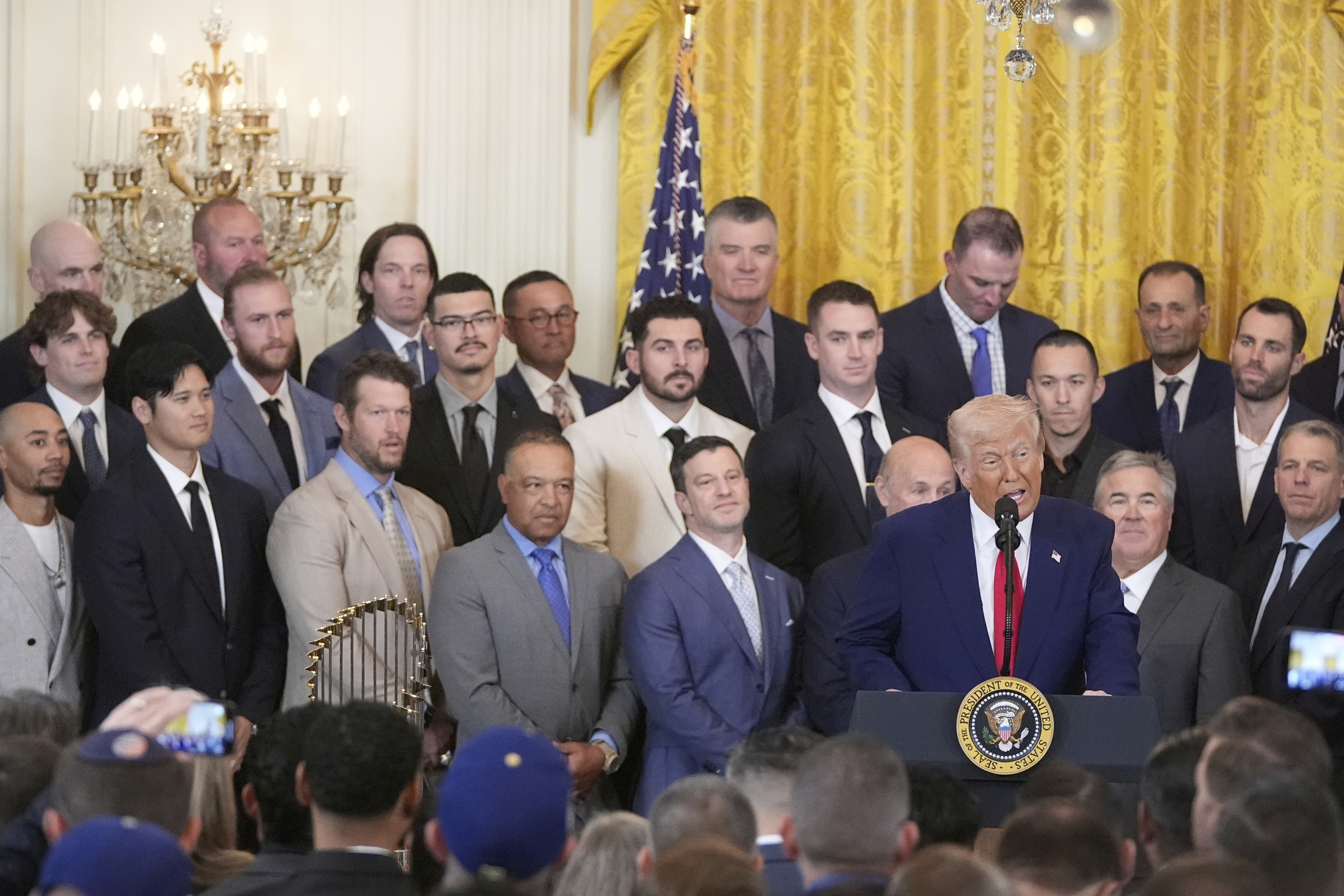 MLB》道奇全隊參訪白宮跟川普會面　稱讚大谷翔平像電影明星