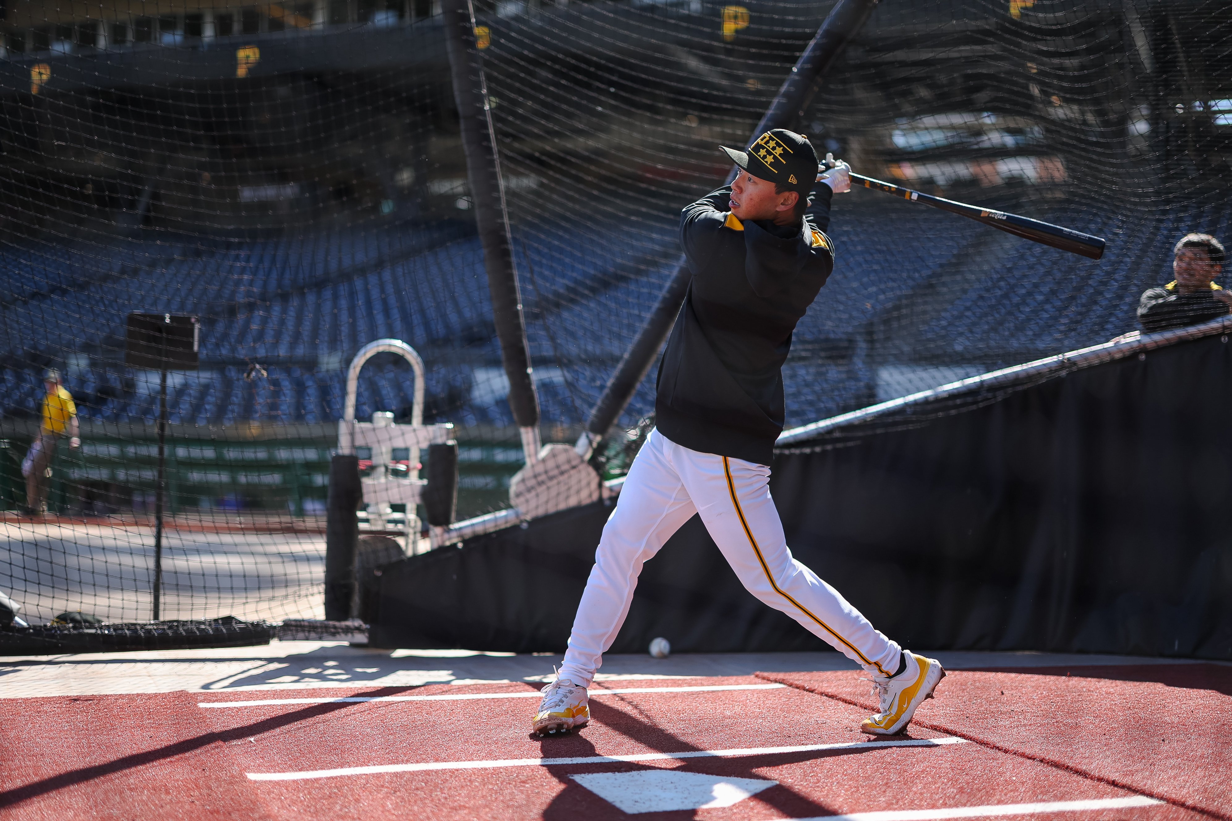 MLB》影／海盜「X」充滿鄭宗哲！自介綽號「Z」　帥氣走進球場興奮看著置物櫃21號球衣