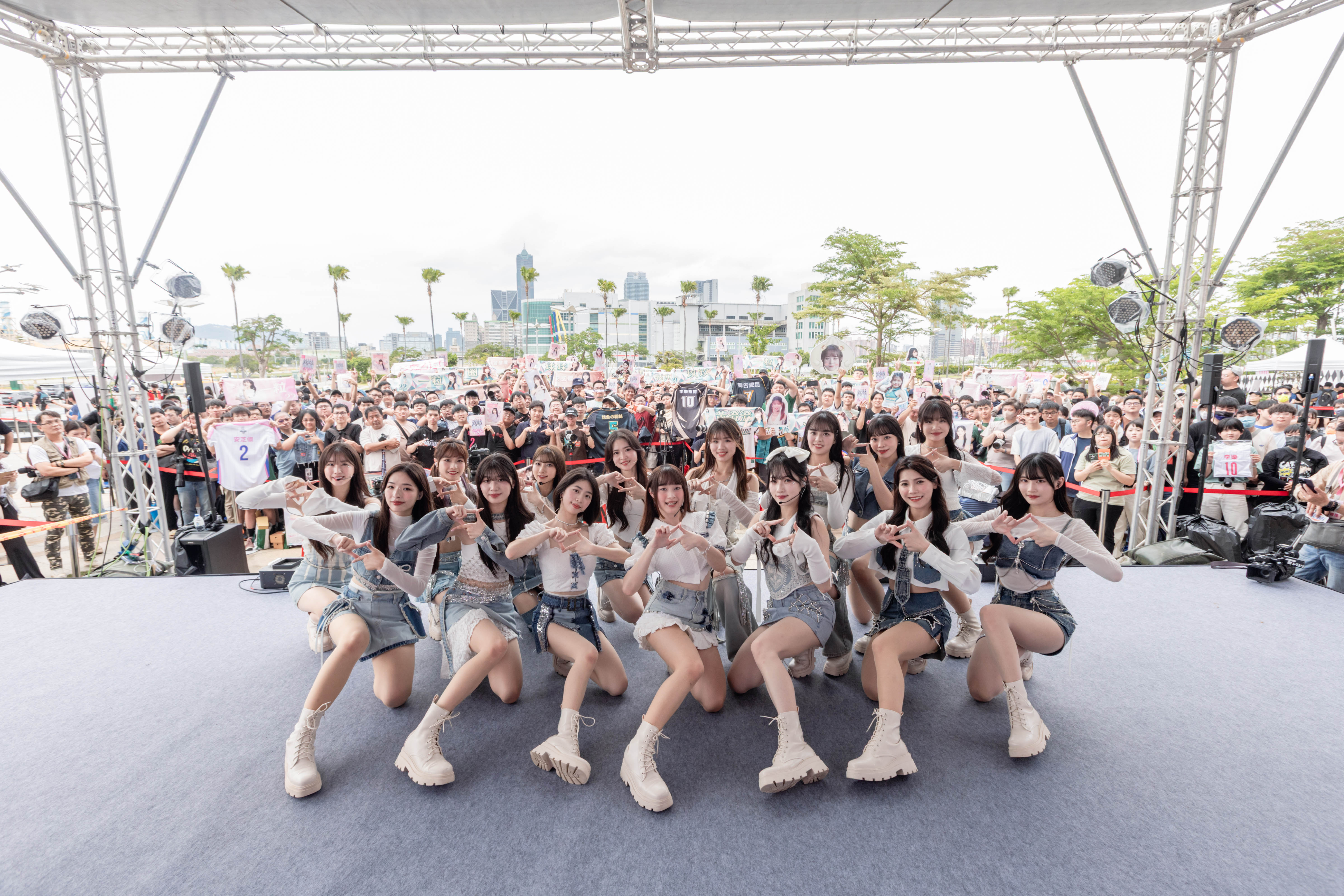 台鋼雄鷹》Wing Stars首場簽唱會6小時簽完千本　安芝儇變唱跳歌手不適應，一粒：變成偶像