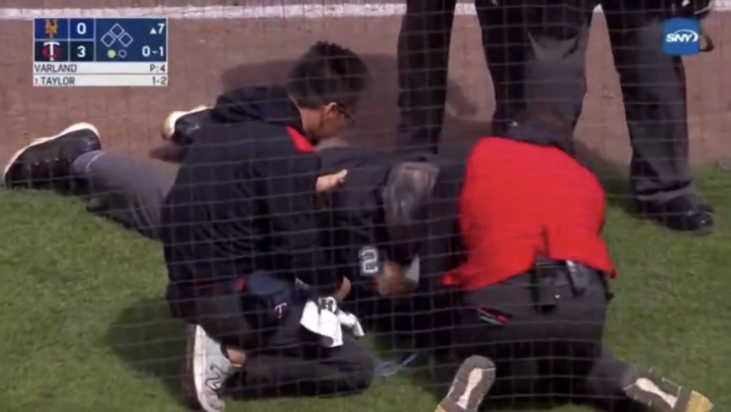 MLB》影／資深裁判被界外球直擊臉部　倒地約一分鐘