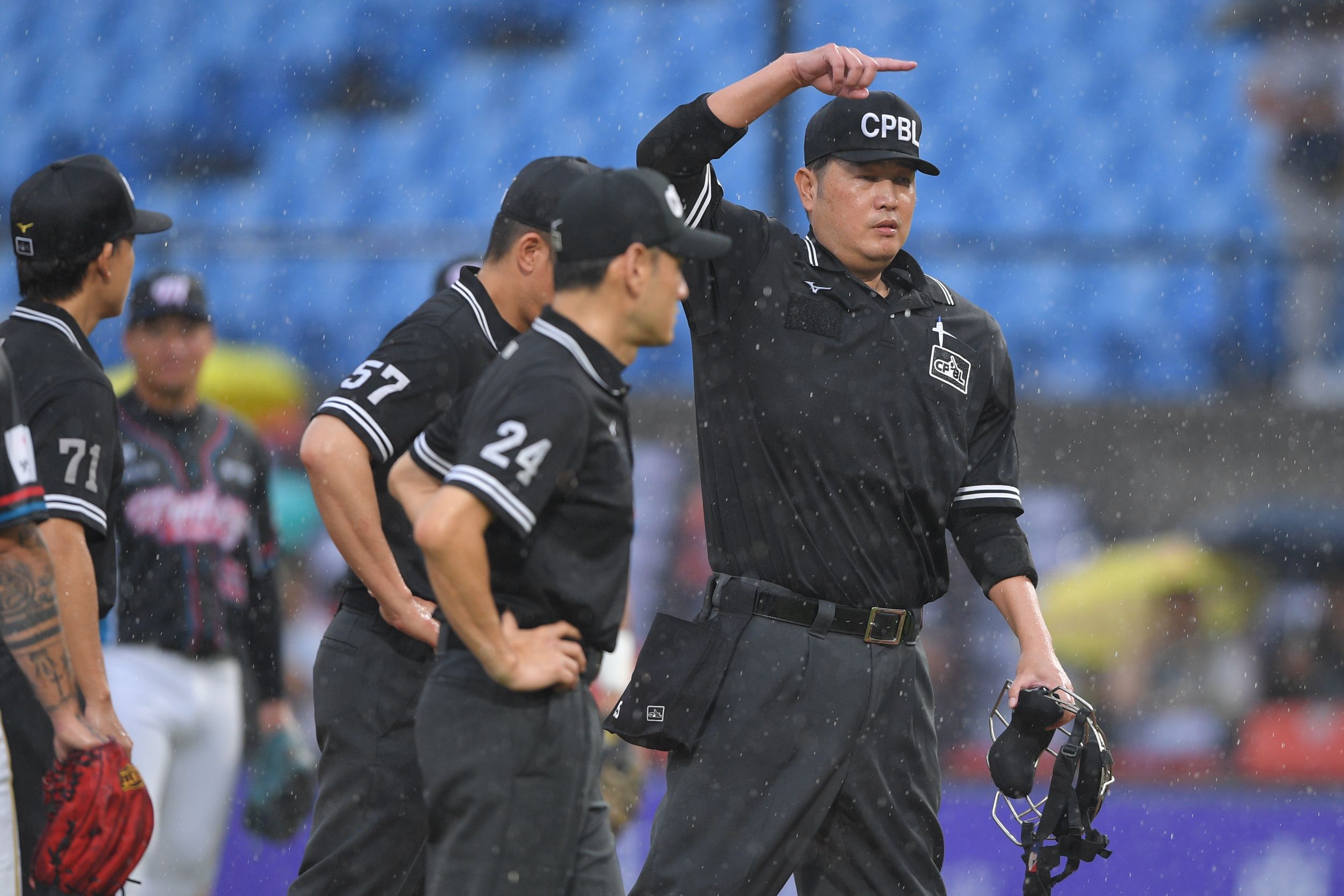 中職》桃園球場突然下起大雨　樂天桃猿與統一獅之戰打到4局上被迫暫停