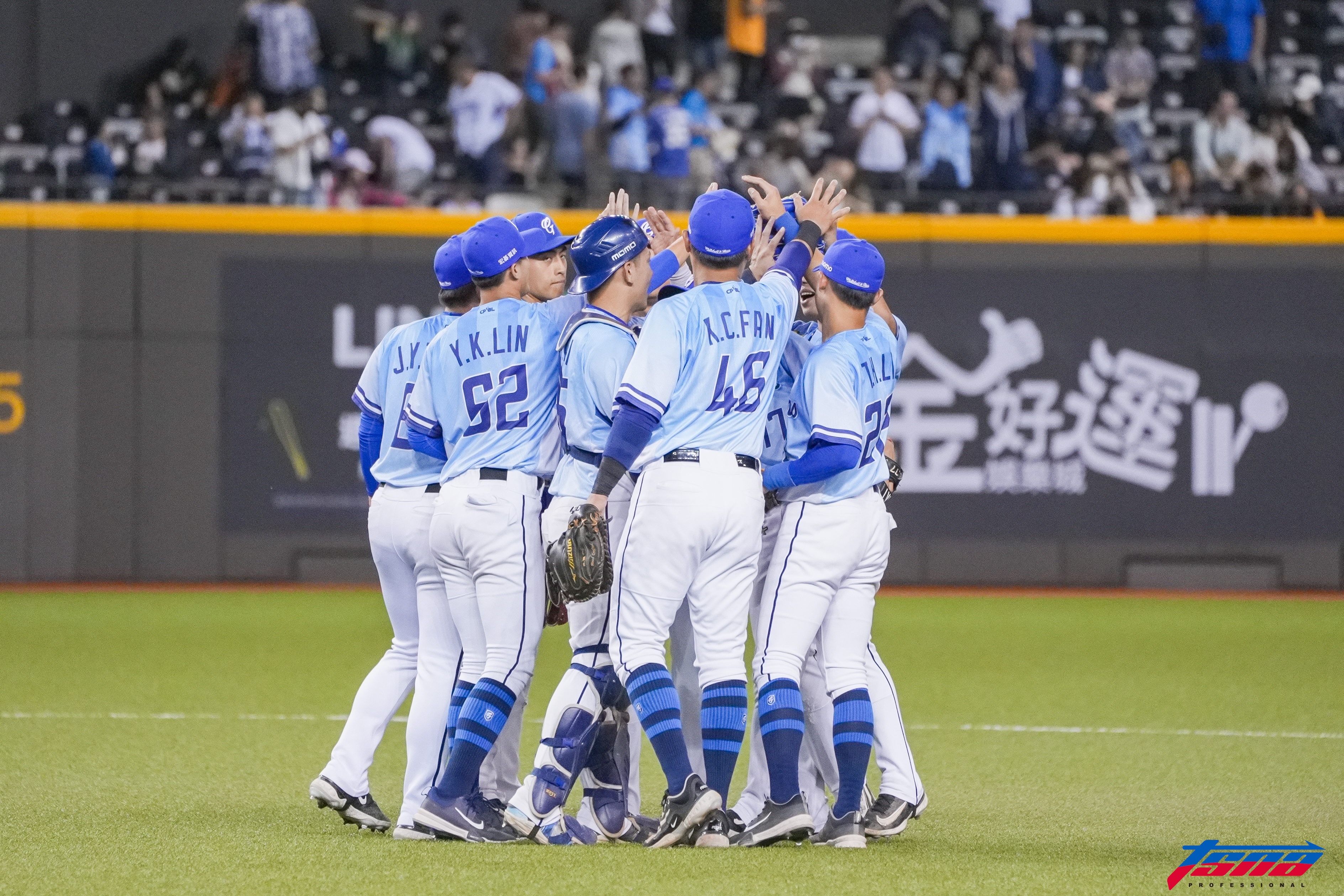 富邦悍將慶祝勝利。王偉丞攝