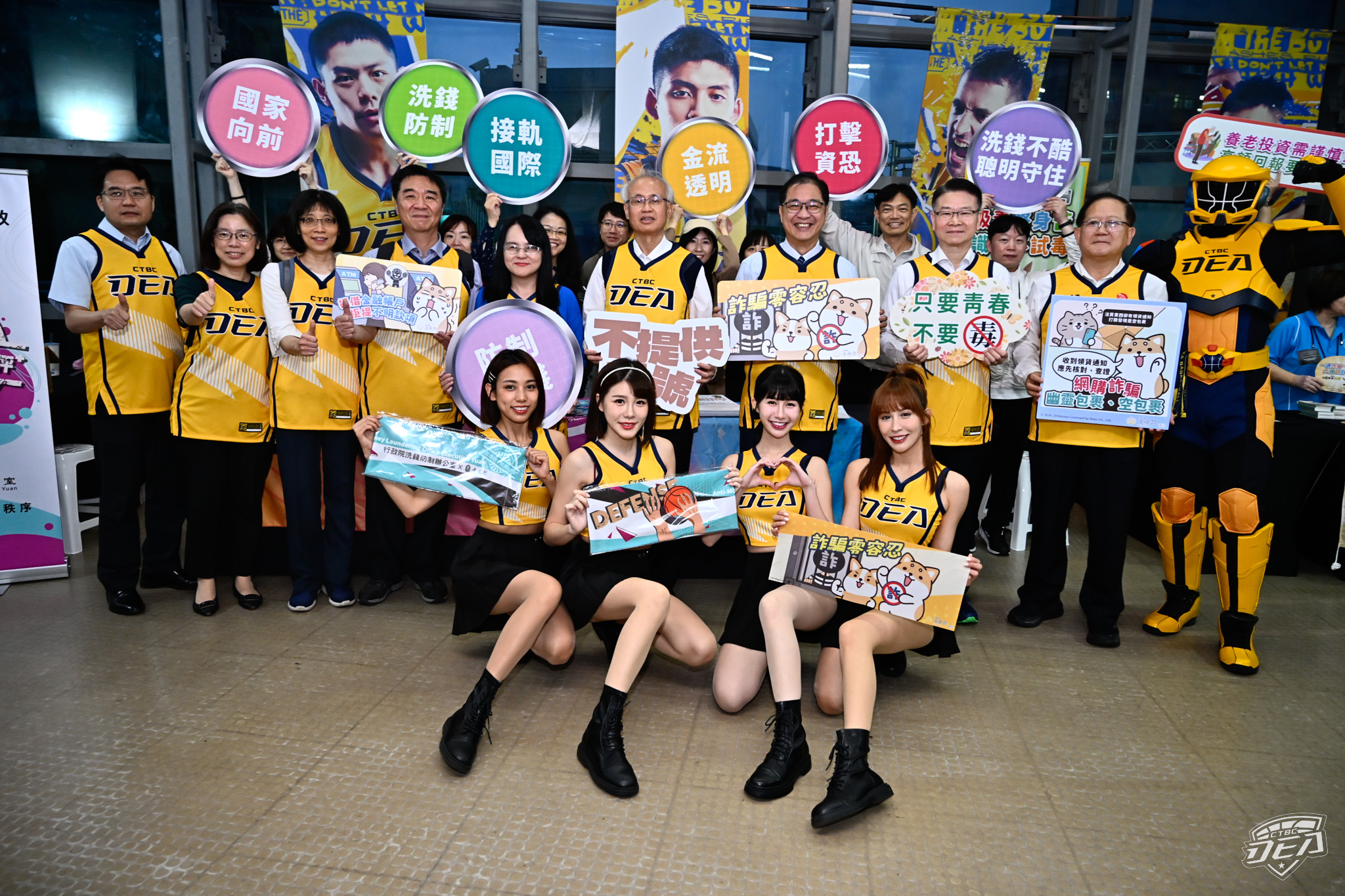 TPBL》法務部長鄭銘謙為中信特攻開球　號召球迷齊心協力「打詐、反毒、防洗錢」