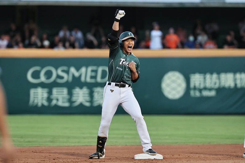 台鋼雄鷹》本季首奪MVP　王柏融歸功洪總幫大家放鬆