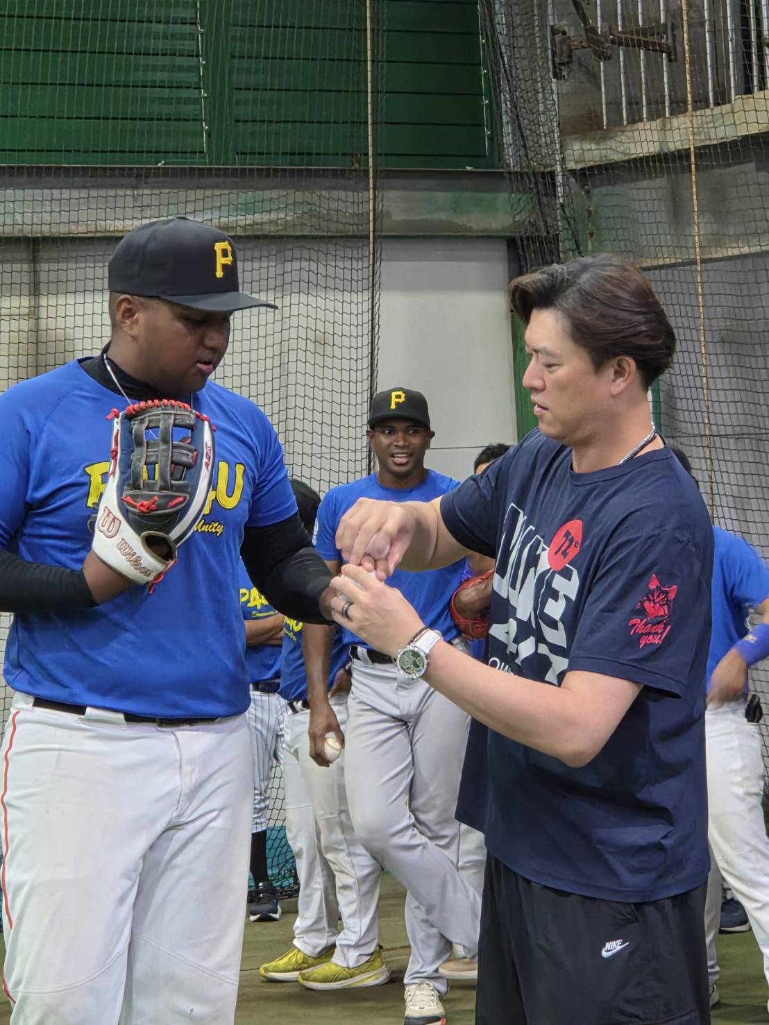 帛琉棒球隊來台移訓！王建民親自指導　選手排隊要簽名