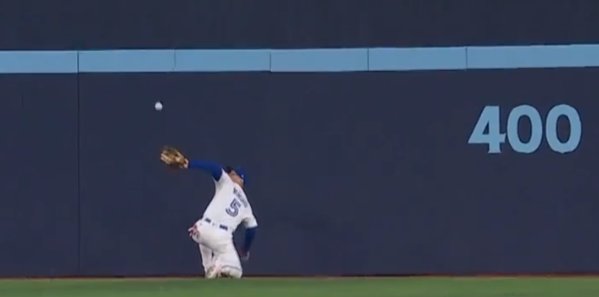 MLB》影／跌倒翻滾再背後反手接殺！他到底是怎麼接到的？　Varsho的神奇接殺