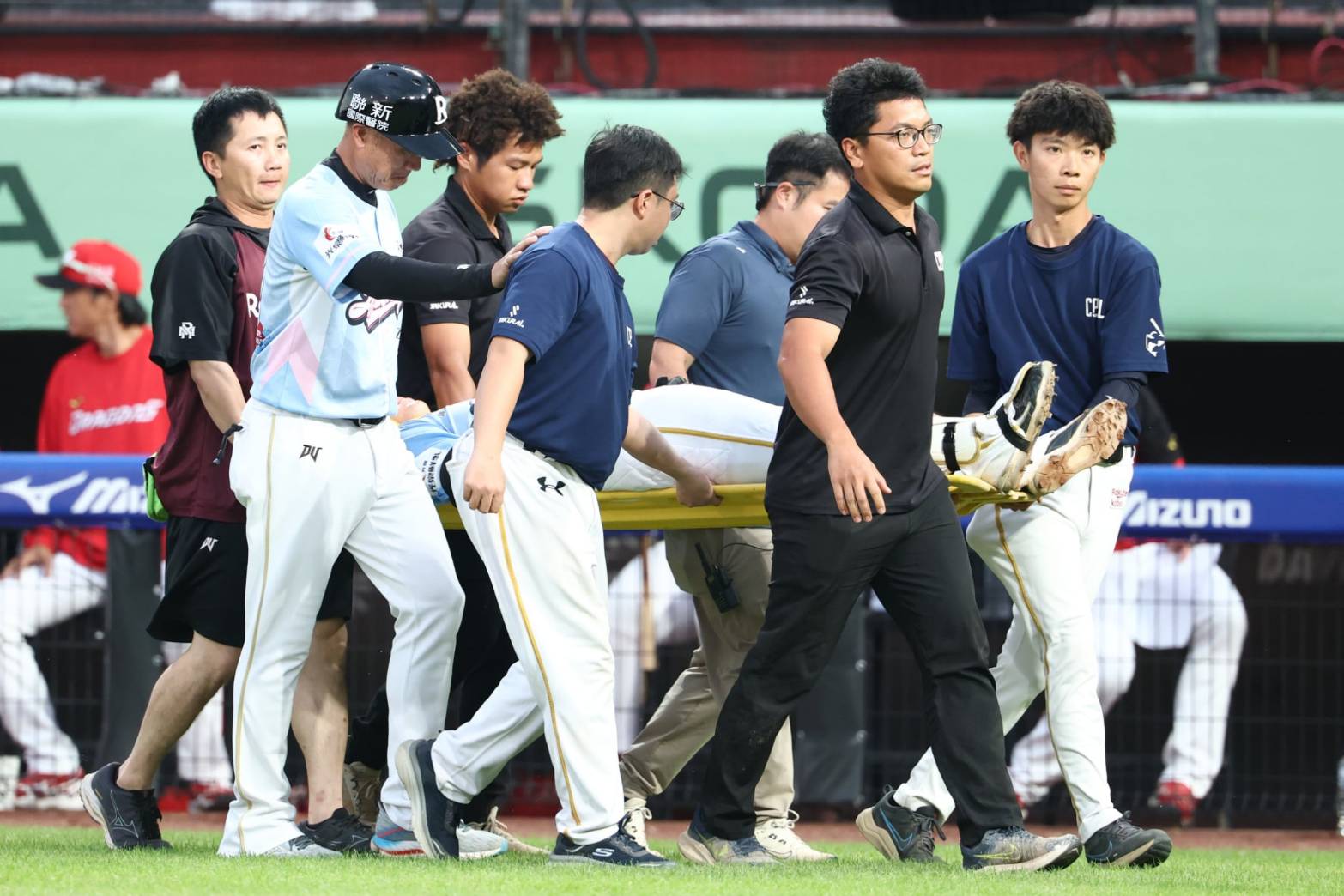 樂天桃猿》廖健富跑壘拉傷左大腿擔架抬下場　到醫院進一步檢查