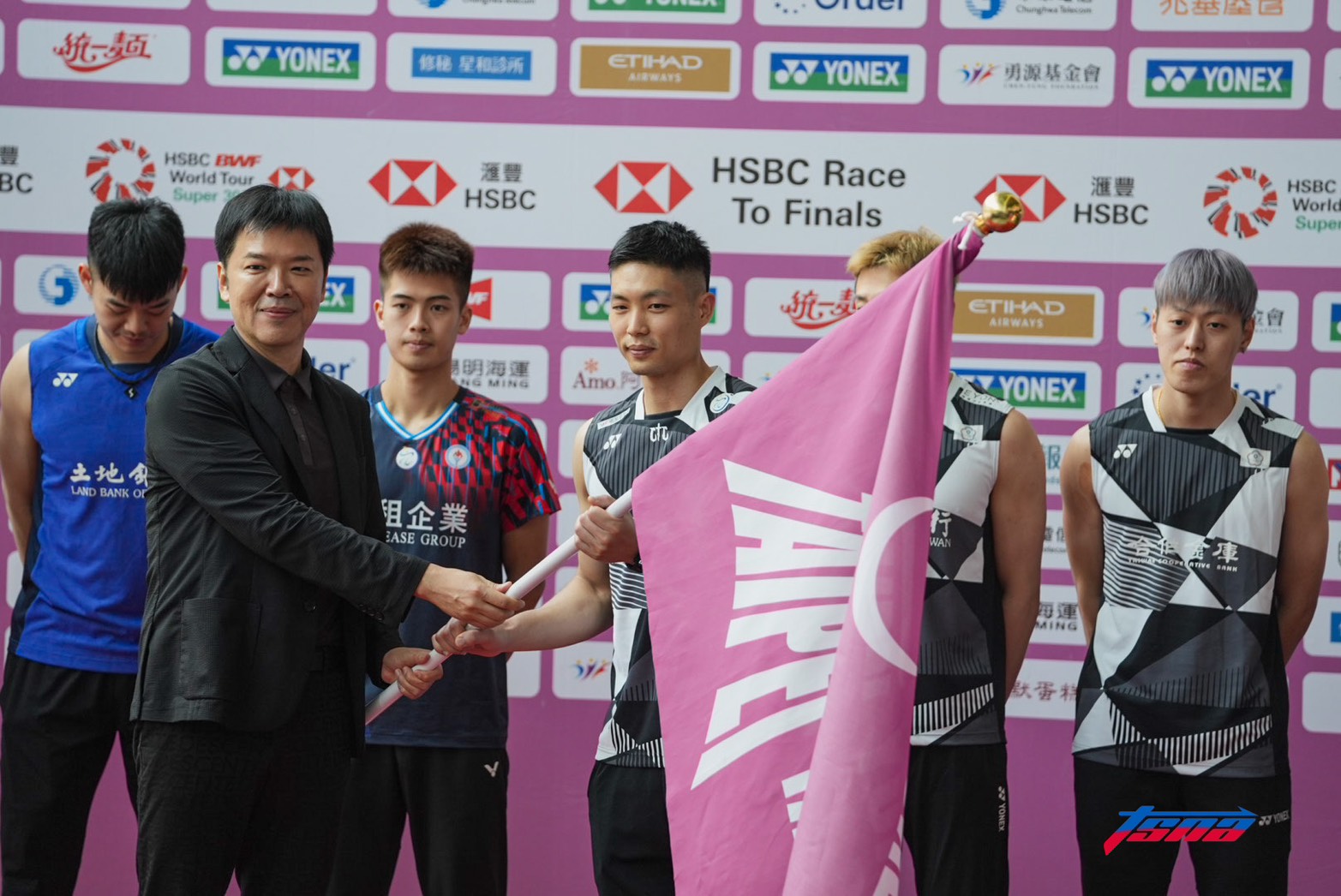 台北羽球公開賽》中華羽協理事長張國祚授旗周天成　「挺台灣 拚冠軍」