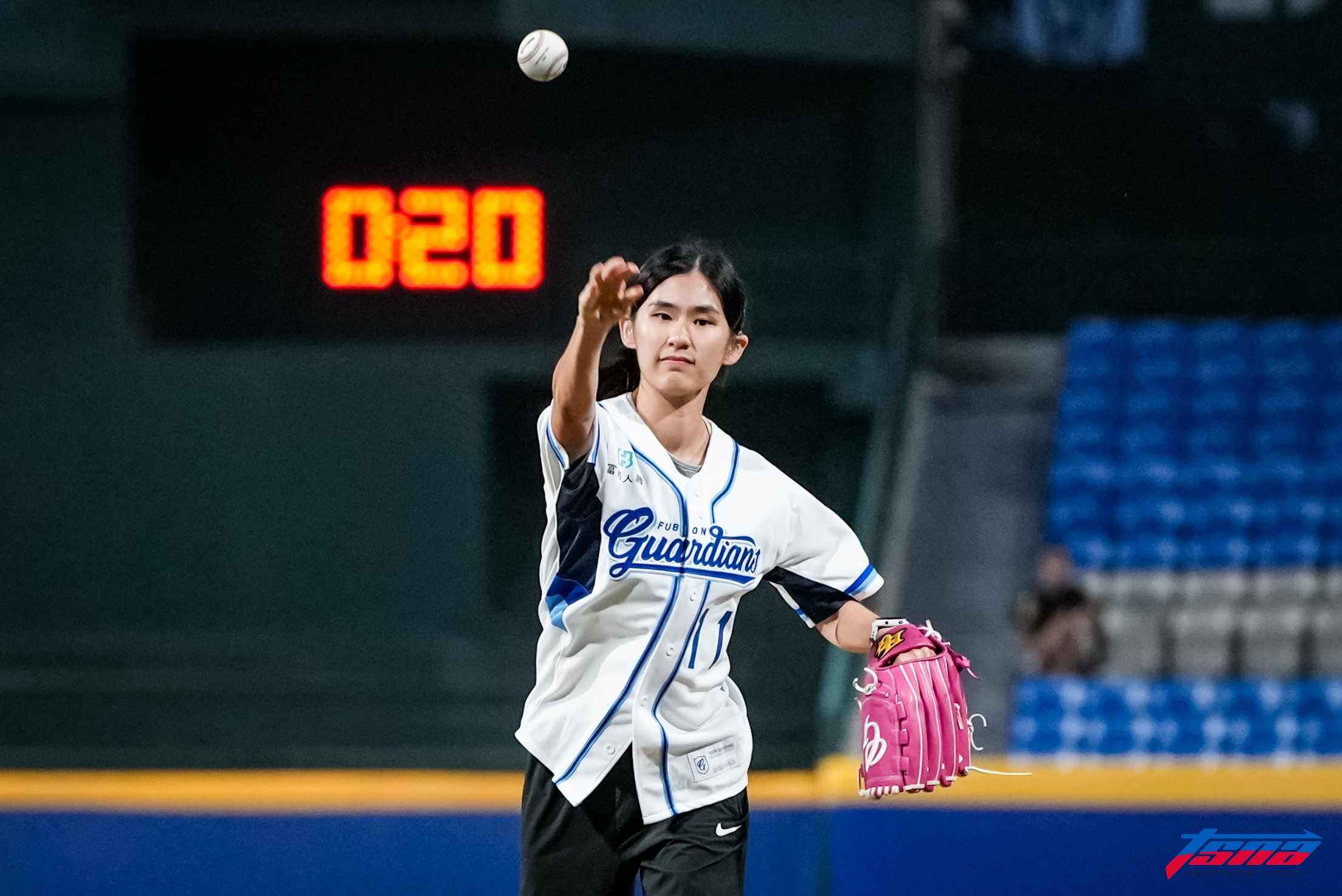 富邦悍將》跨欄國手許樂開球！　將參與11月東京聽障奧運