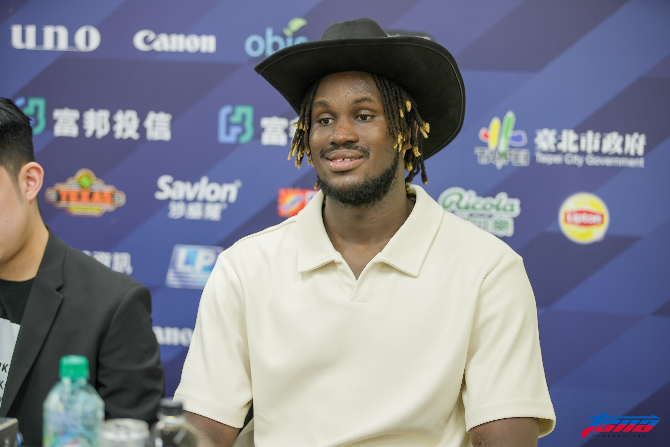 PLG》莫巴耶19分　賽後以專業上班族套裝參加記者會