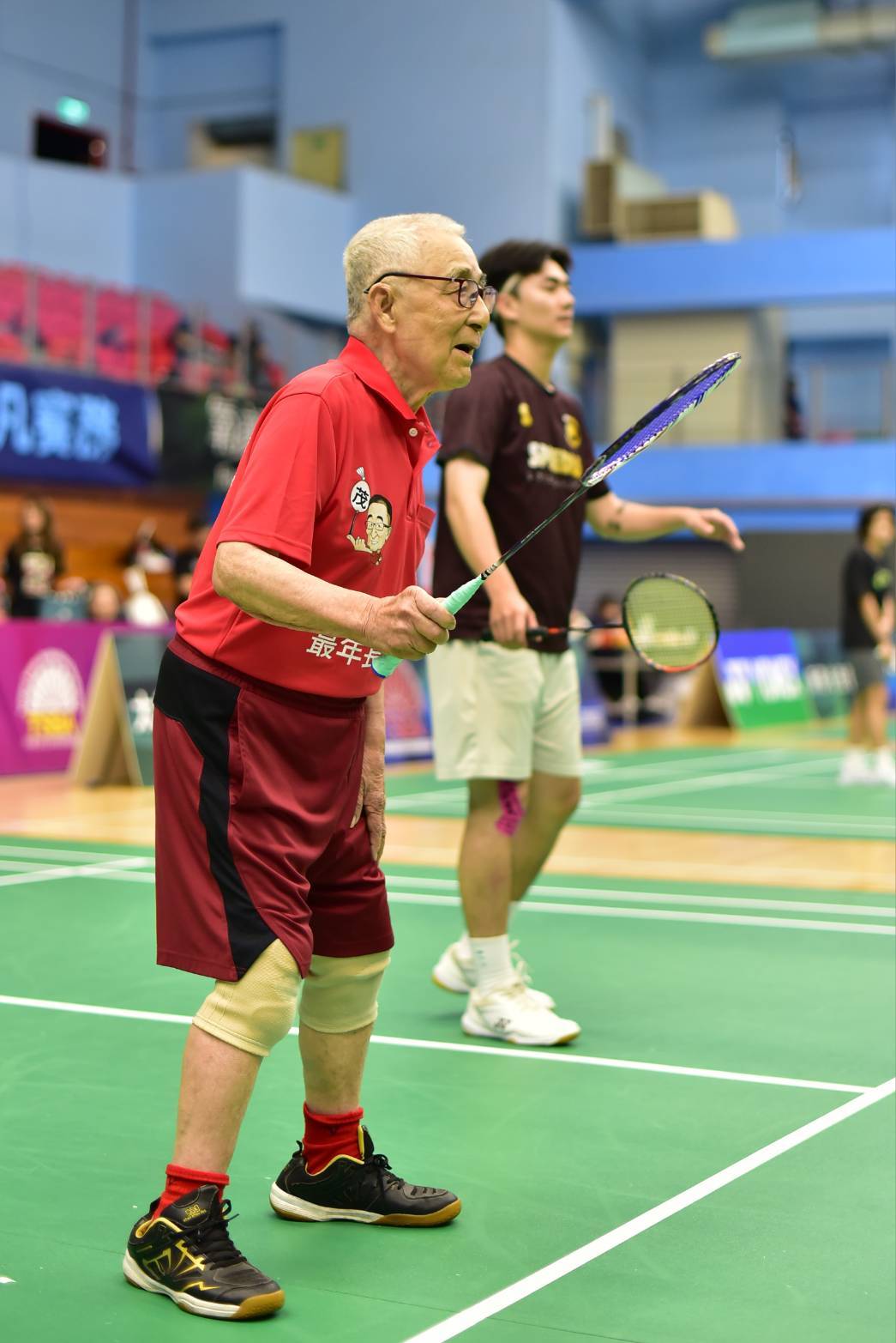 羽球》清晨盃熱鬧開打　百歲人瑞下場競技超熱血