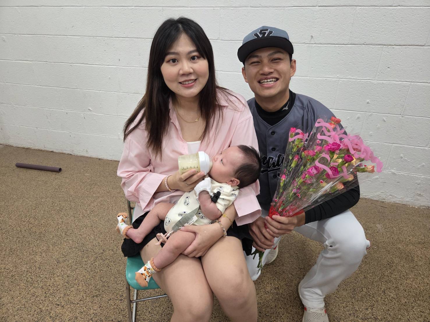 味全龍》出生未滿2個月兒子第1次進球場　徐若熙笑稱怕他以後想打球
