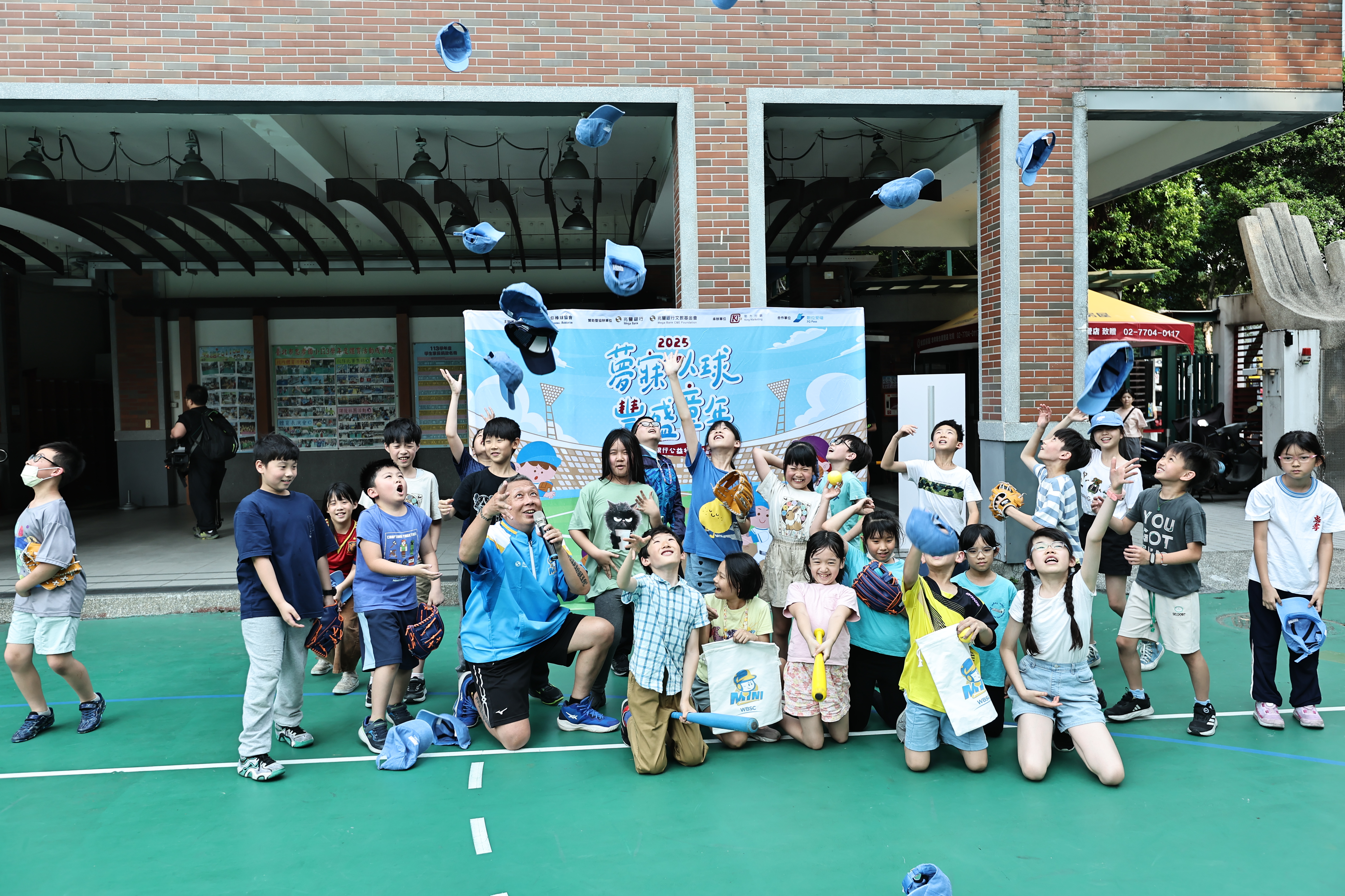 迷你棒球公益捐贈活動正式啟程！北市忠孝國小第1所受惠　獲贈全套迷你棒球球具