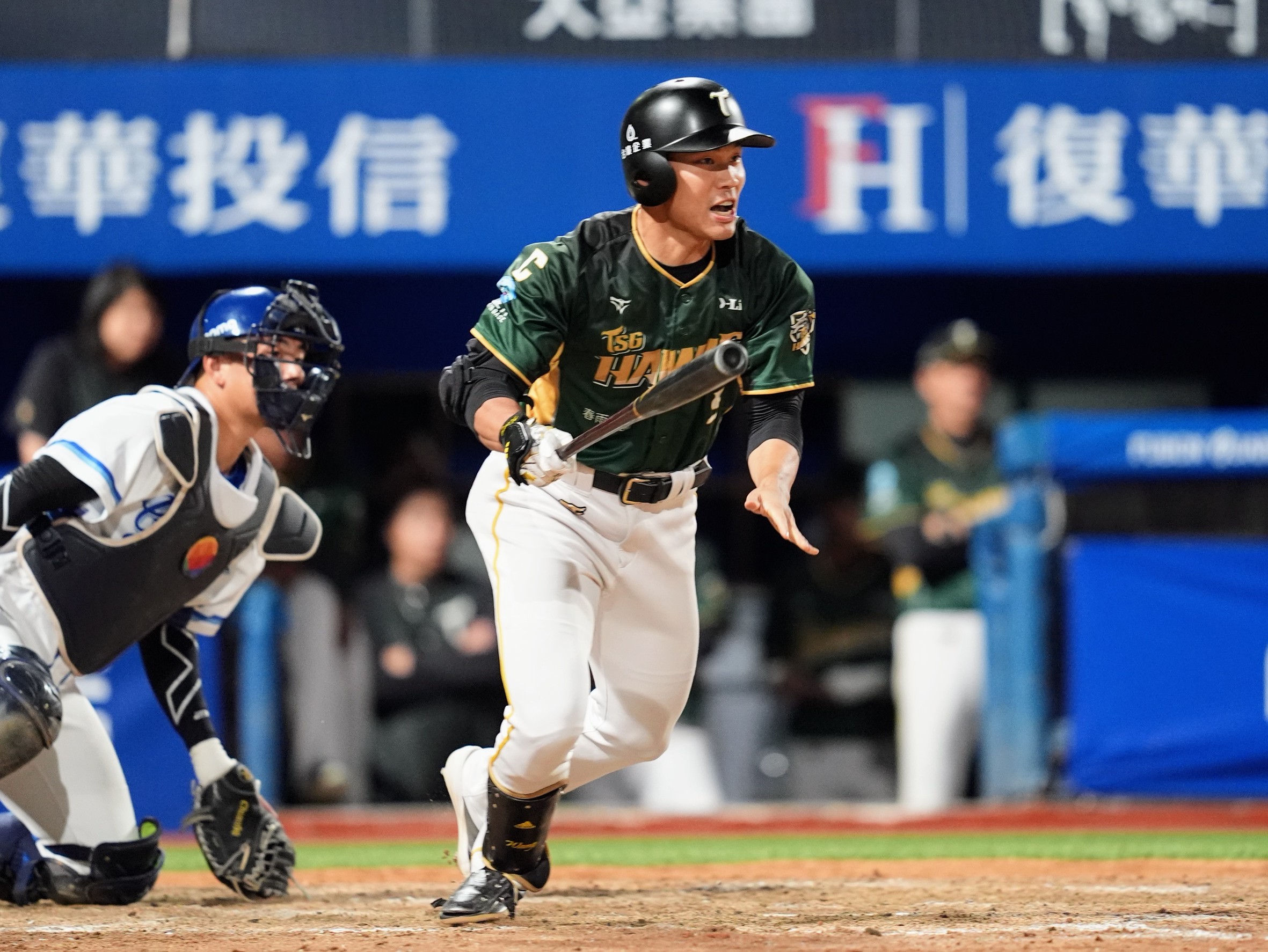 中職》曾峻岳救援搞滿壘劇場！王柏融棒打逆轉安台鋼險勝富邦　送洪總生日禮