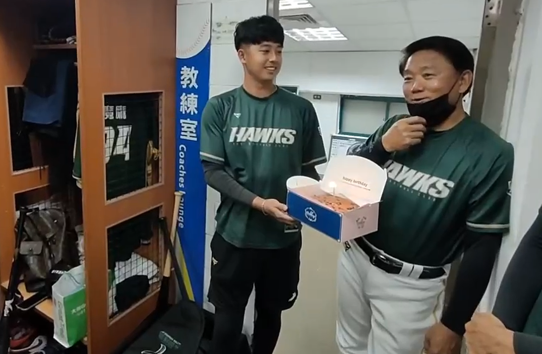 台鋼雄鷹》九上逆轉勝！洪總喜收64歲生日禮物　再送金句：生日不一定快樂，贏球才會快樂