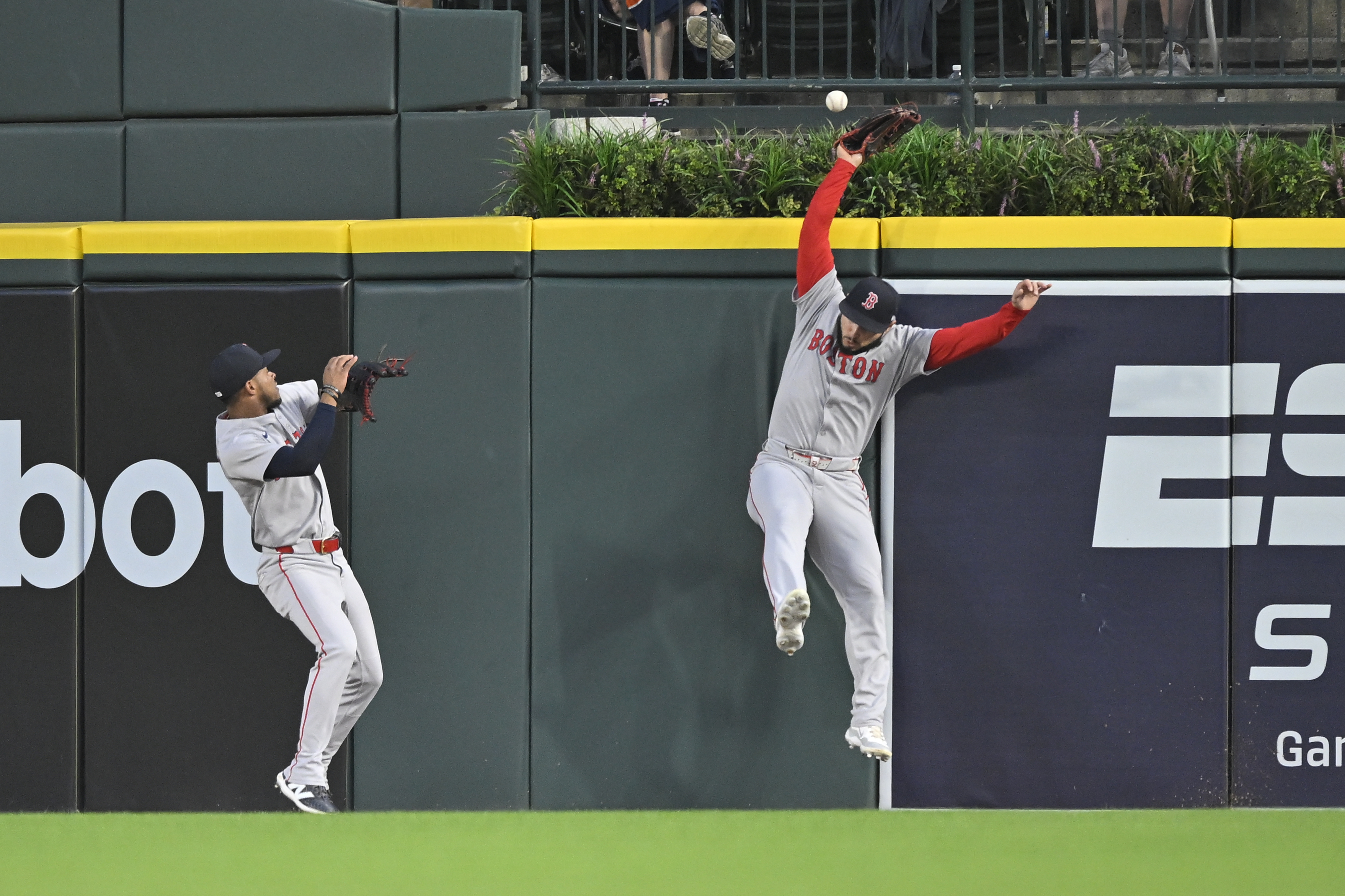 MLB》影！神奇接殺！紅襪外野手「接力接殺」沒收全壘打　完成罕見「9-8」美技