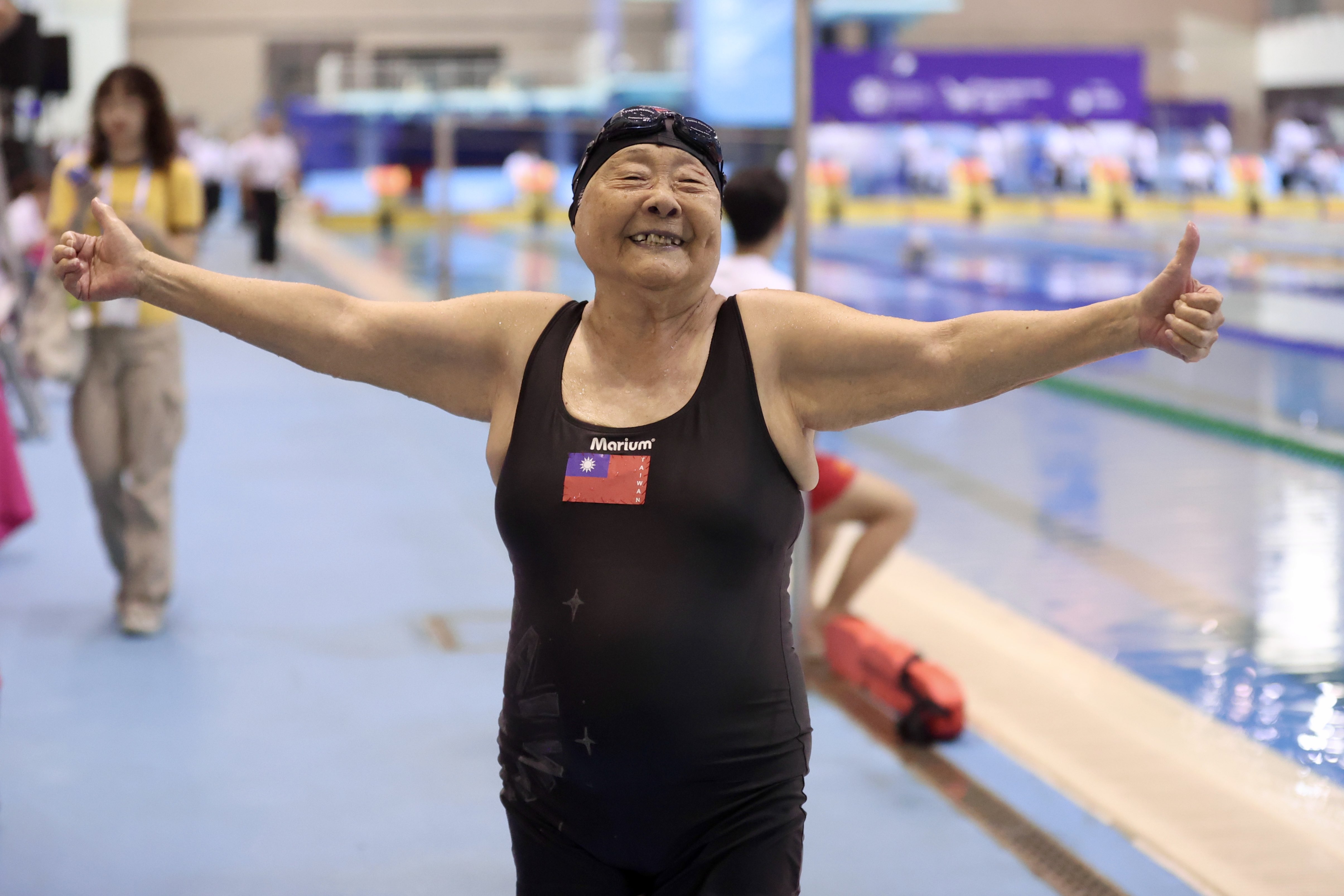 世壯運》97歲唐成瑤蛙式奪金帥氣比讚　95歲陳彥地仰式奪冠家族到場力挺