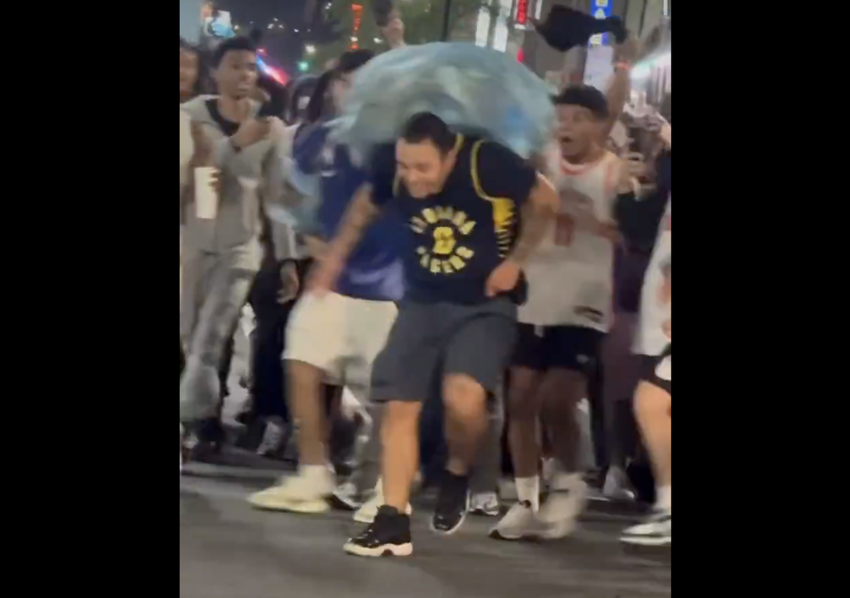 NBA》影／溜馬球迷在紐約被丟垃圾袋　Haliburton請他看球