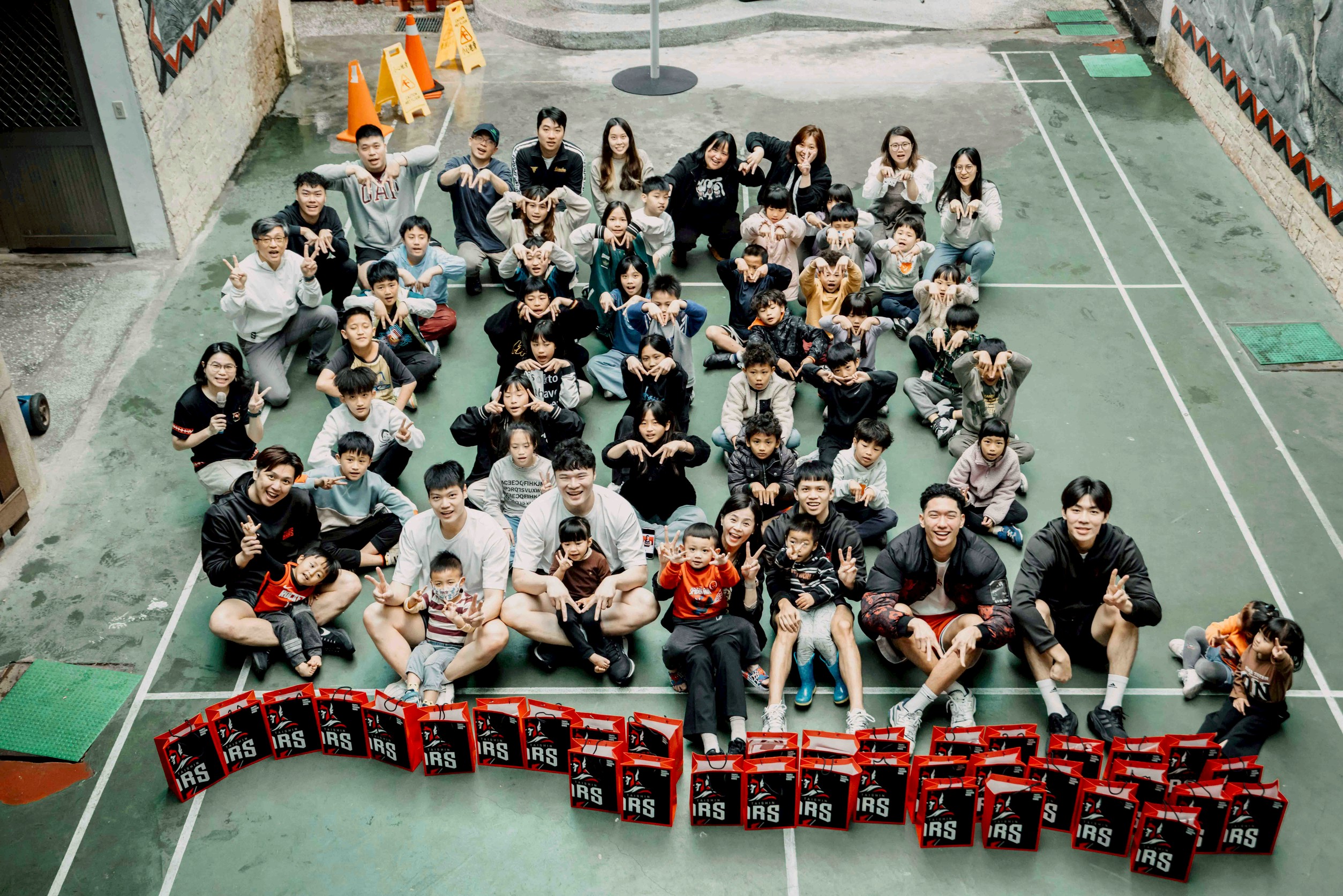 TPBL》陳冠全用行動回應期待　攜手隊友走訪尖石鄉石磊國小