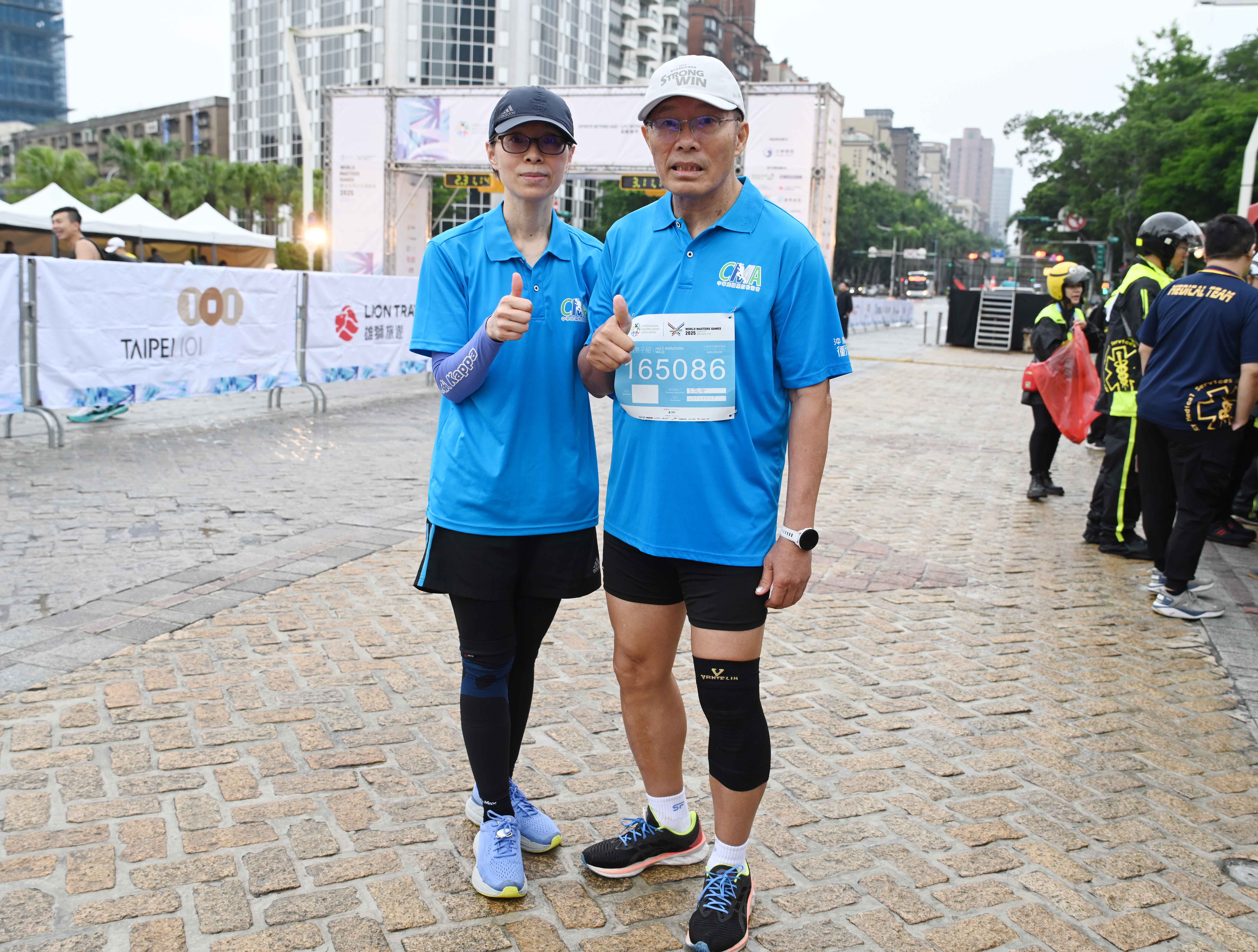 世壯運》馬拉松之父盧瑞山中風初癒今半馬完賽　感謝妻子陪跑：「我的救命恩人」