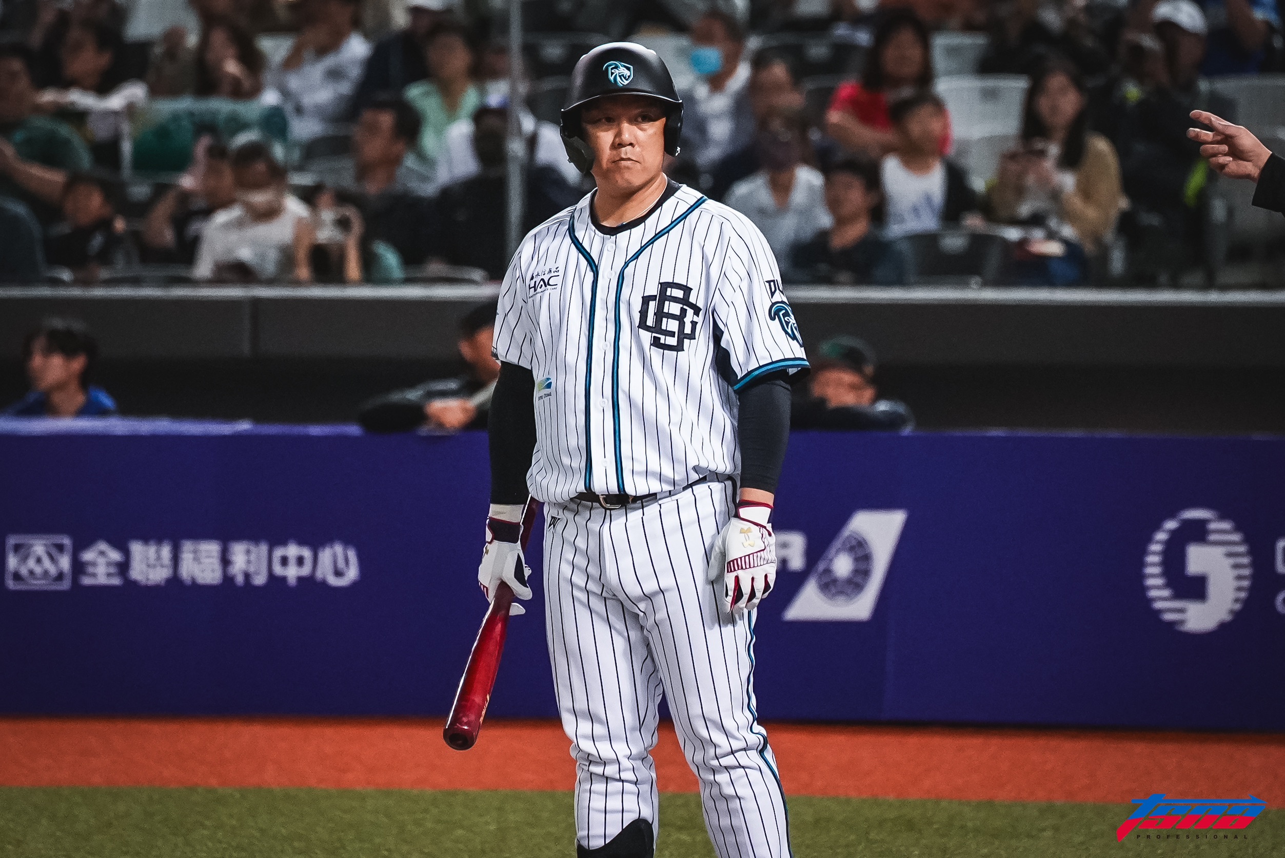 棒球》台中要蓋大巨蛋！周思齊：對球界好事　上演滑接美技後撐膝蓋