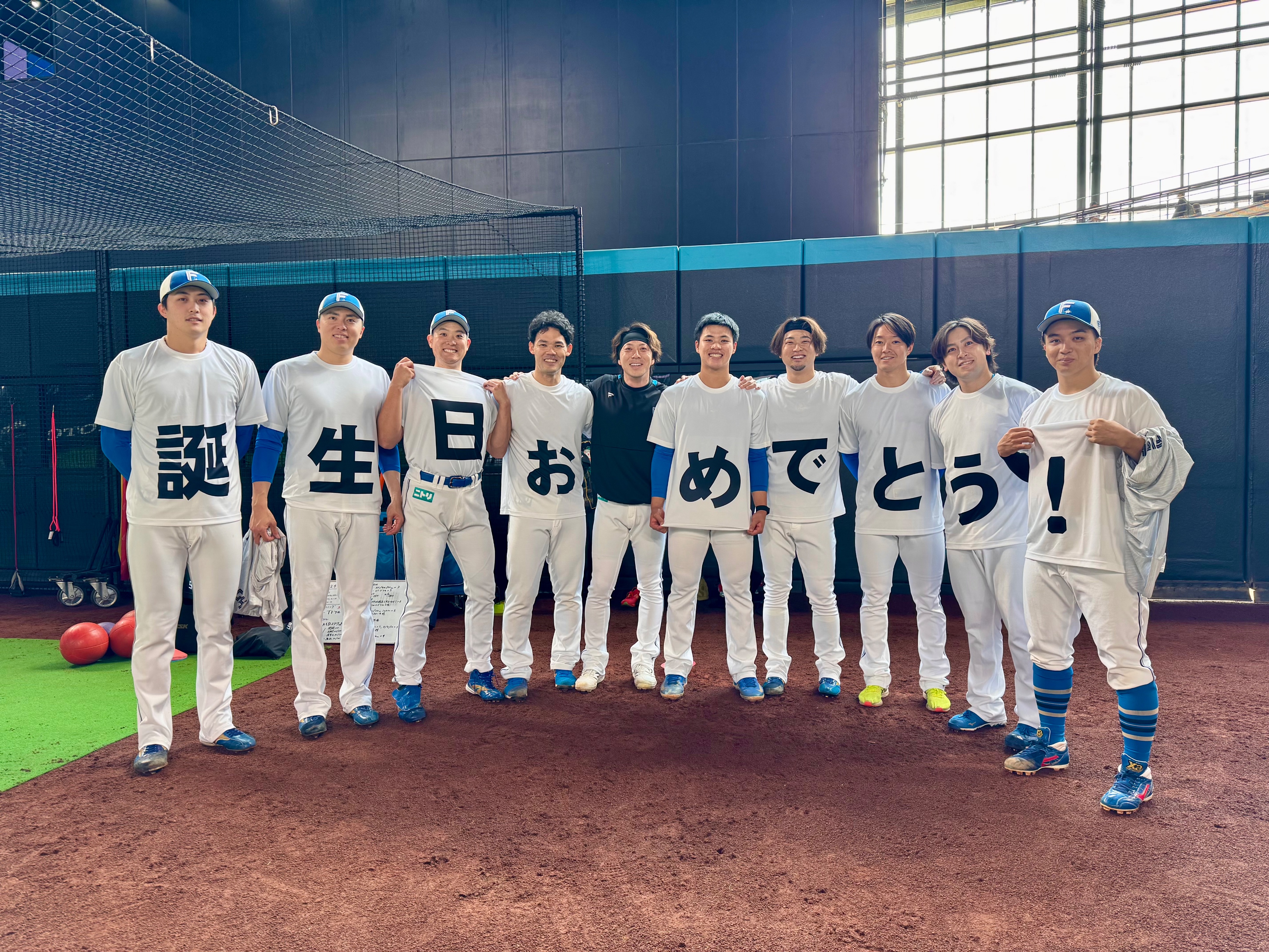 日職》孫易磊也有！9牛棚投手穿上生日快樂T　大前輩宮西尚生又驚又喜