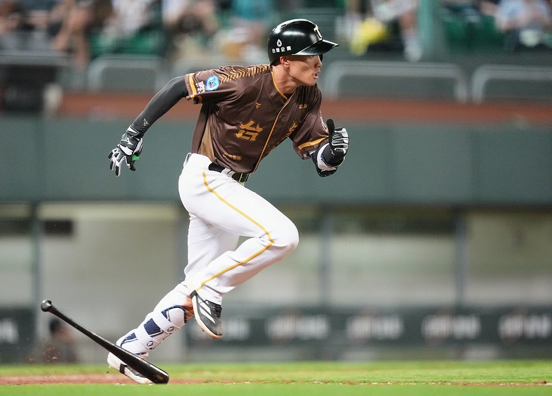 台鋼雄鷹》馬太鞍受災戶　高聖恩感謝「鏟子超人」