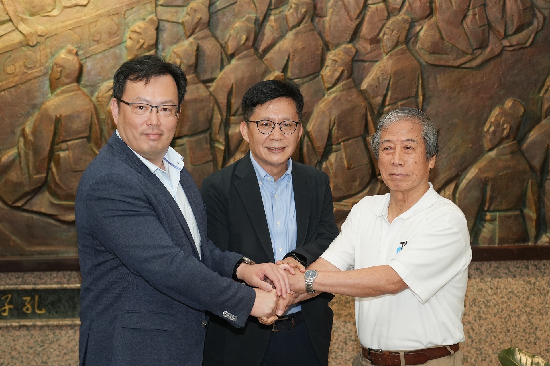 桌球》桌協致歉了　張廖萬堅、鄭世忠、趙重光三人握手　體育署取消暫停補助款