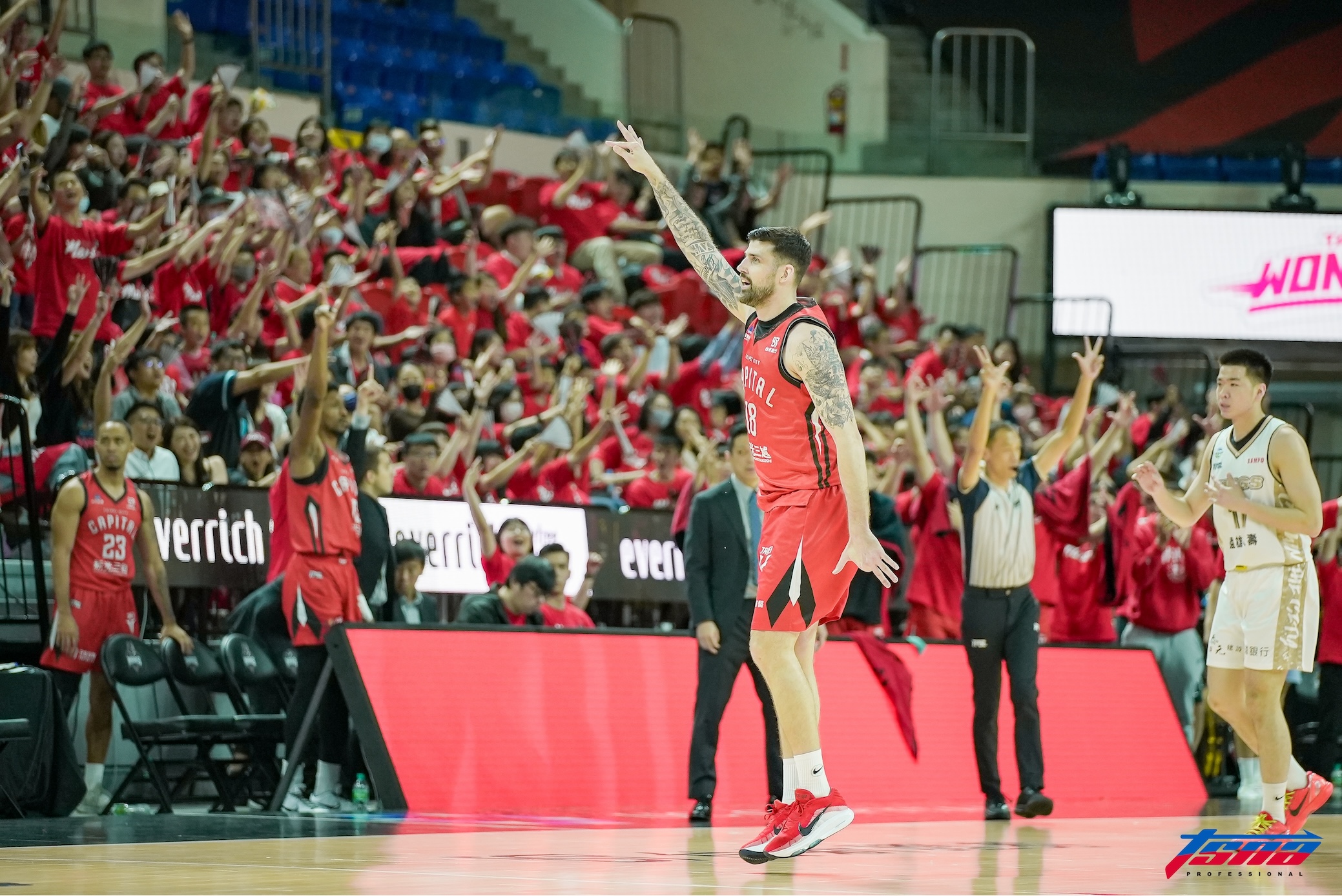 TPBL》「沒什麼可以輸的」　許皓程、莫爾曼激烈交流　都是為了球隊好