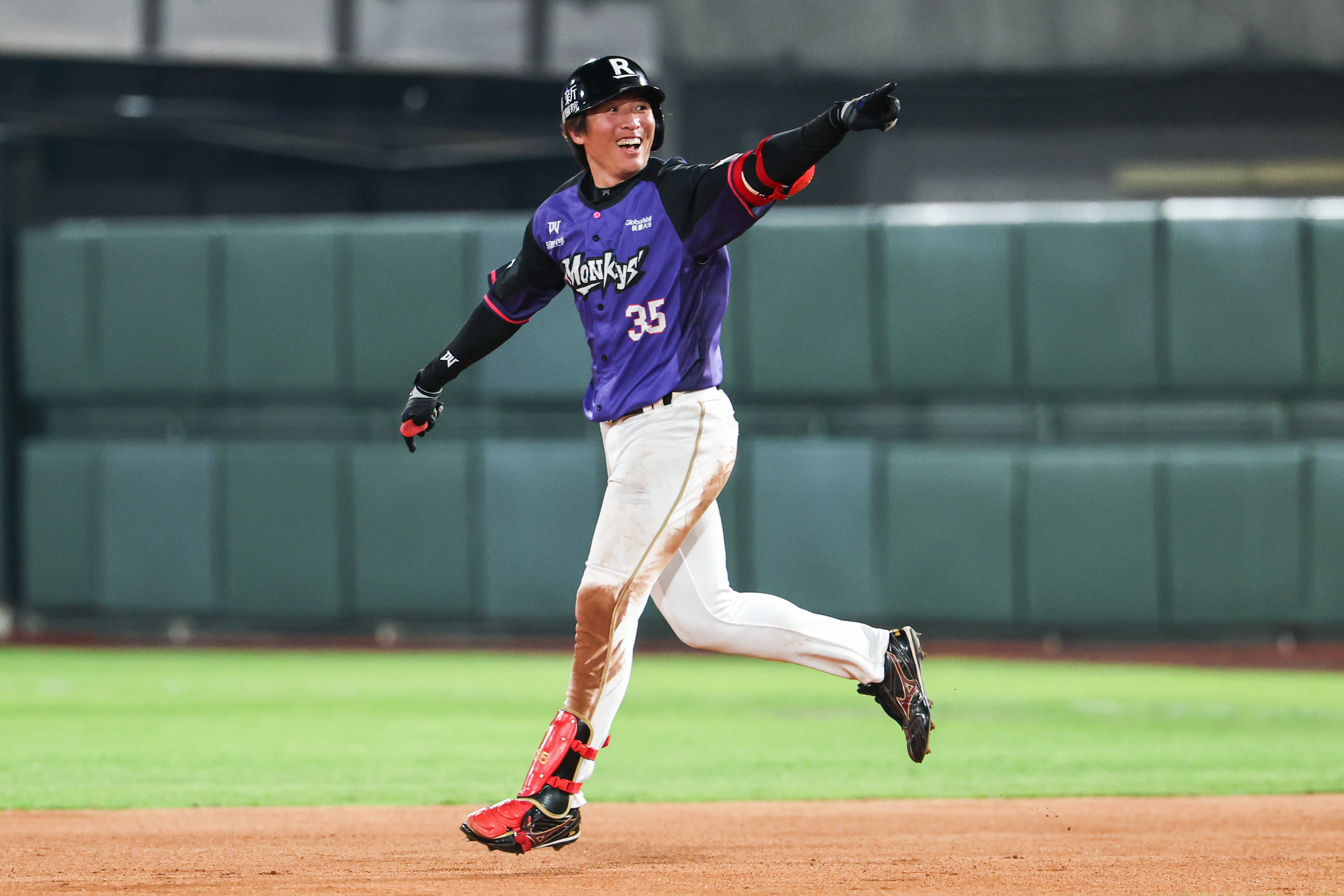 樂天桃猿》4、5局腳就有點抽筋　成晉拚到第10局敲追平安