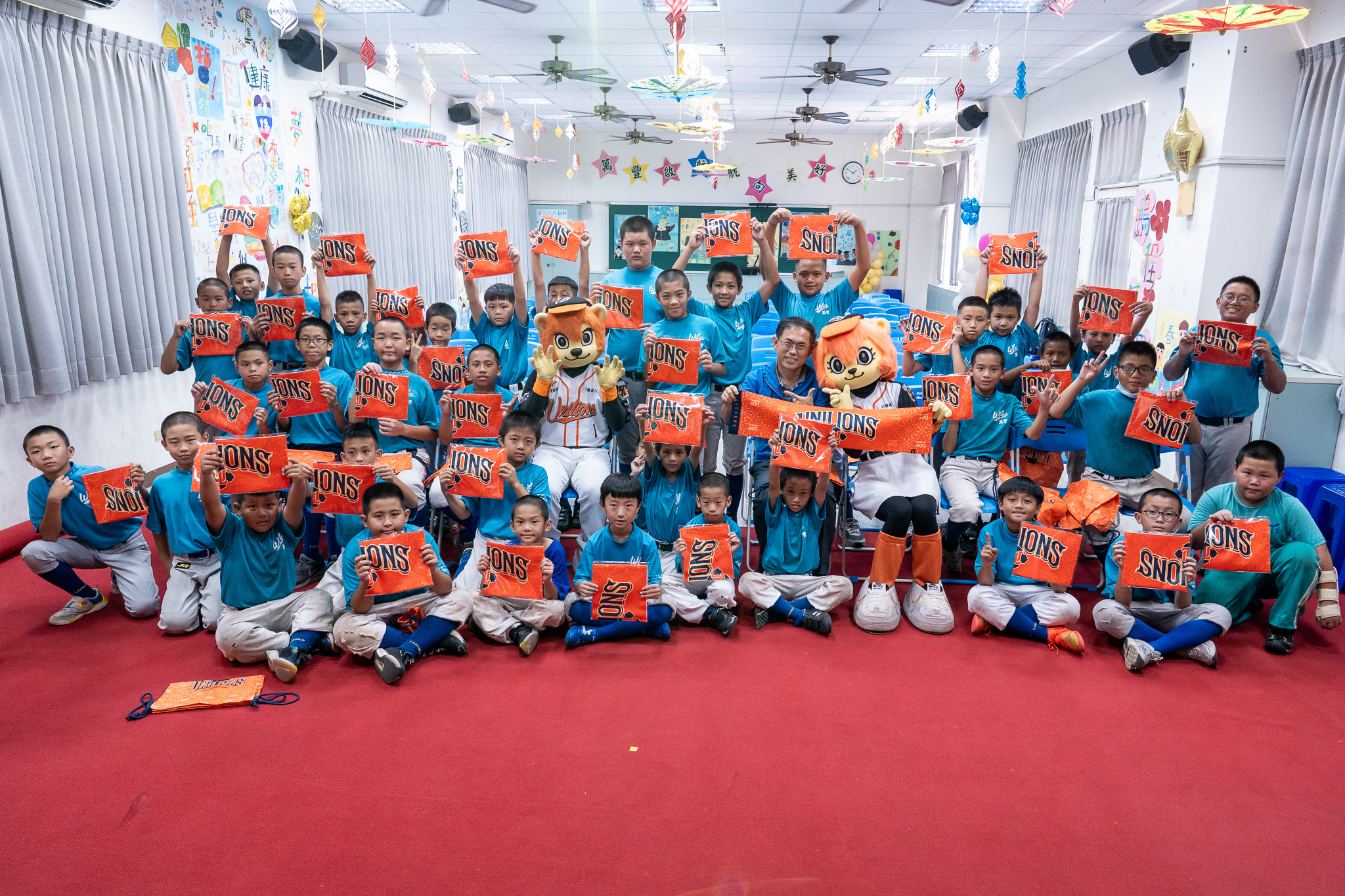 統一獅》古林睿煬跨海捐贈書籍　鼓勵小球員球技與學習並重