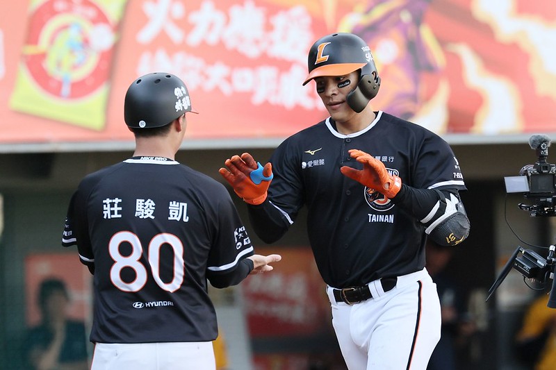 統一獅》鄭浩均均速約150公里有小叉、彈指曲球　林岱安只專注打直球