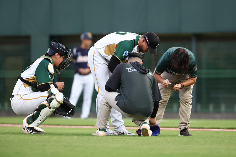 台鋼雄鷹》影／後勁開賽突然被要求換鞋　洪一中比頭、艾速特把白鞋掛在休息室前