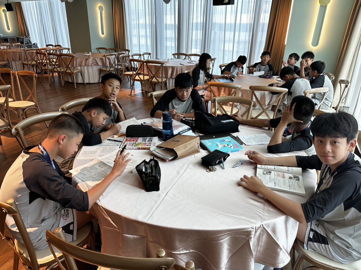 LLB中階組亞太賽》拚球賽也拚段考　中華小將飯店苦讀超自律