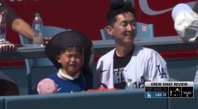 MLB》日本爸爸漏接大谷翔平全壘打，兒子大哭瞬間爆紅　爸爸：後悔一輩子