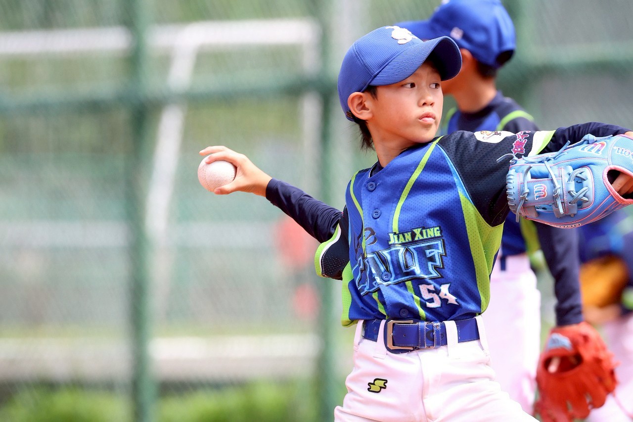 全國社區棒球賽》健行小牛J先發投手廖宥荃送出5K　4比0擊敗小金龍前進晉級賽