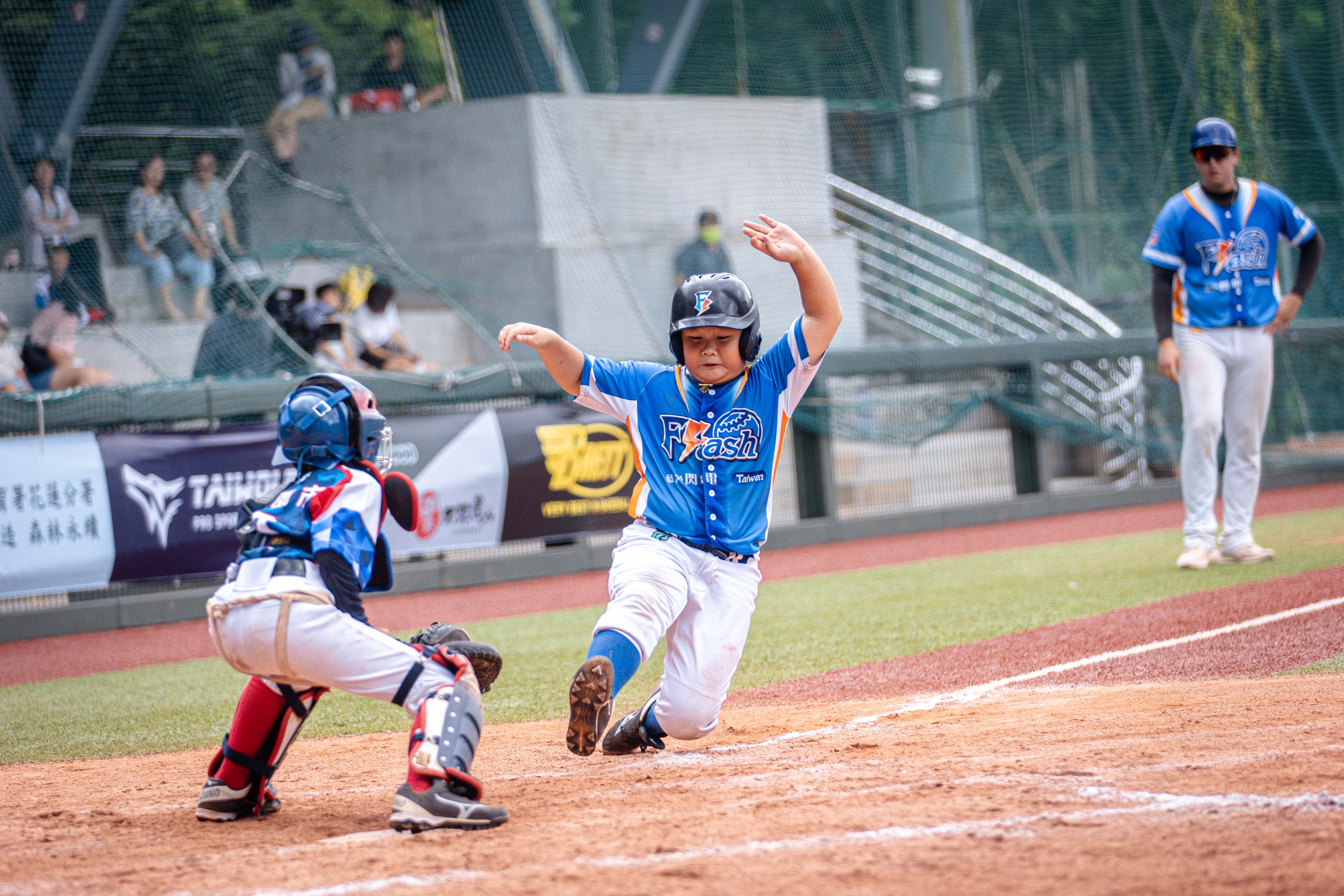 全國社區棒球賽》首局5轟炮聲隆隆　藍色閃電藍42比0扣倒信義飛燕藍