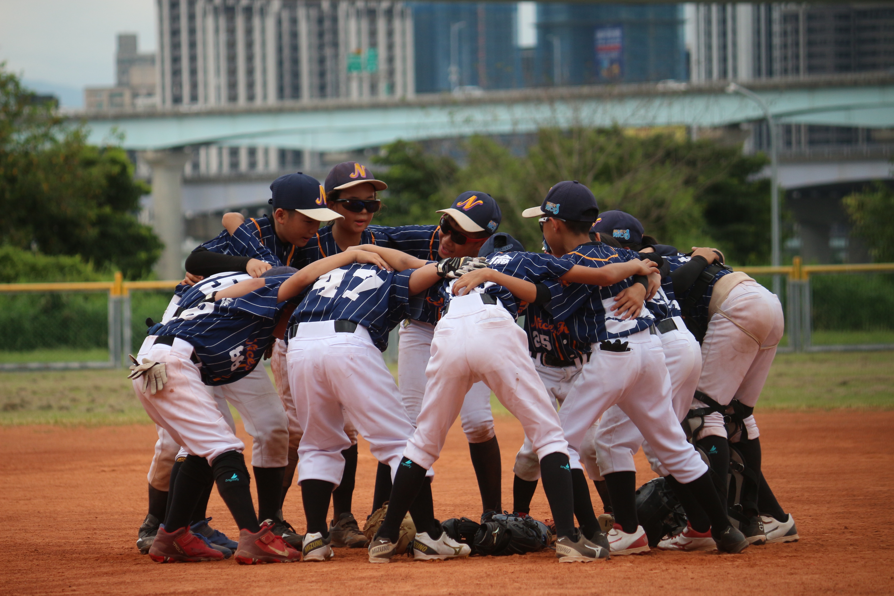 全國社區棒球賽》葉善永首局開轟　力量紅河馬紅10：3勝新北光芒社區收二連勝