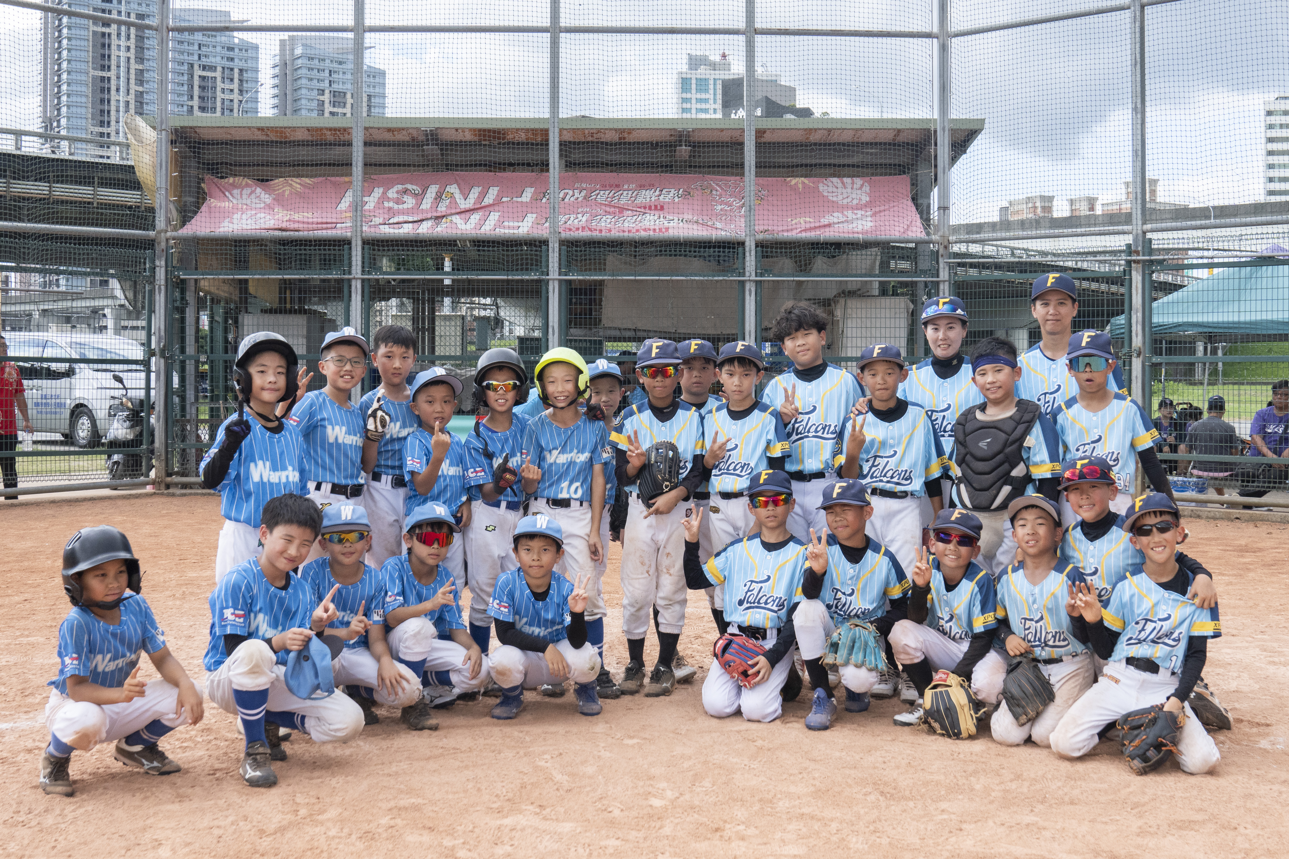 全國社區棒球賽》小隼鷹紅、戰士戰隊握手言和　小隼鷹紅教練盼選手們享受比賽