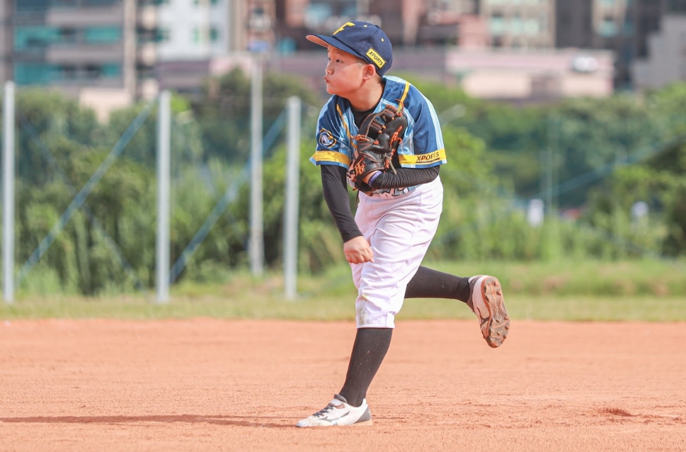 全國社區棒球賽》黃子軒繳出4.2局失1分　小隼鷹以6：1擊敗鷹速小子拿下首勝