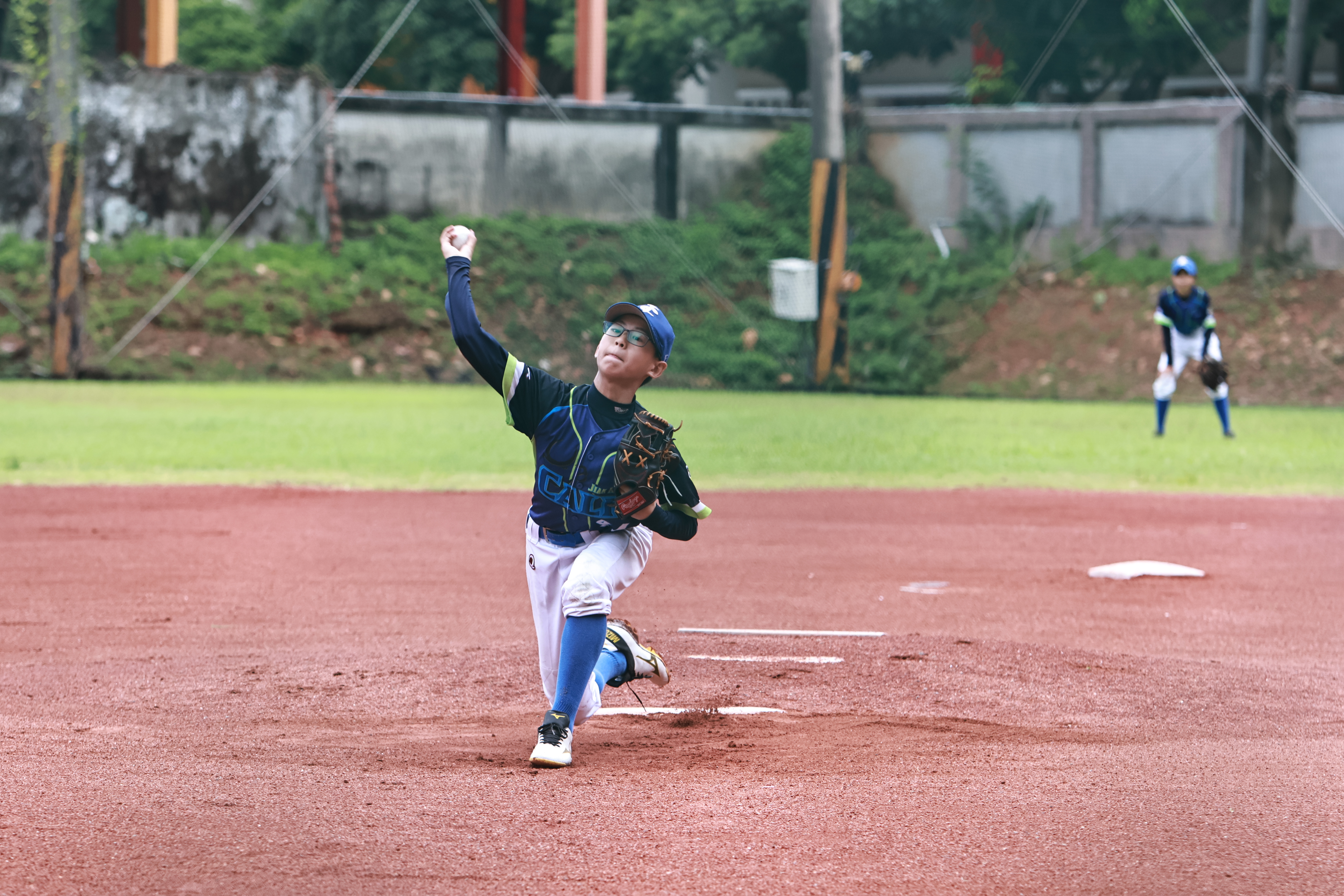 全國社區棒球賽》廖柏綸完封！健行小牛C6比0勝拿下首勝　教練許宏煇： 努力態度才能享受比賽樂趣