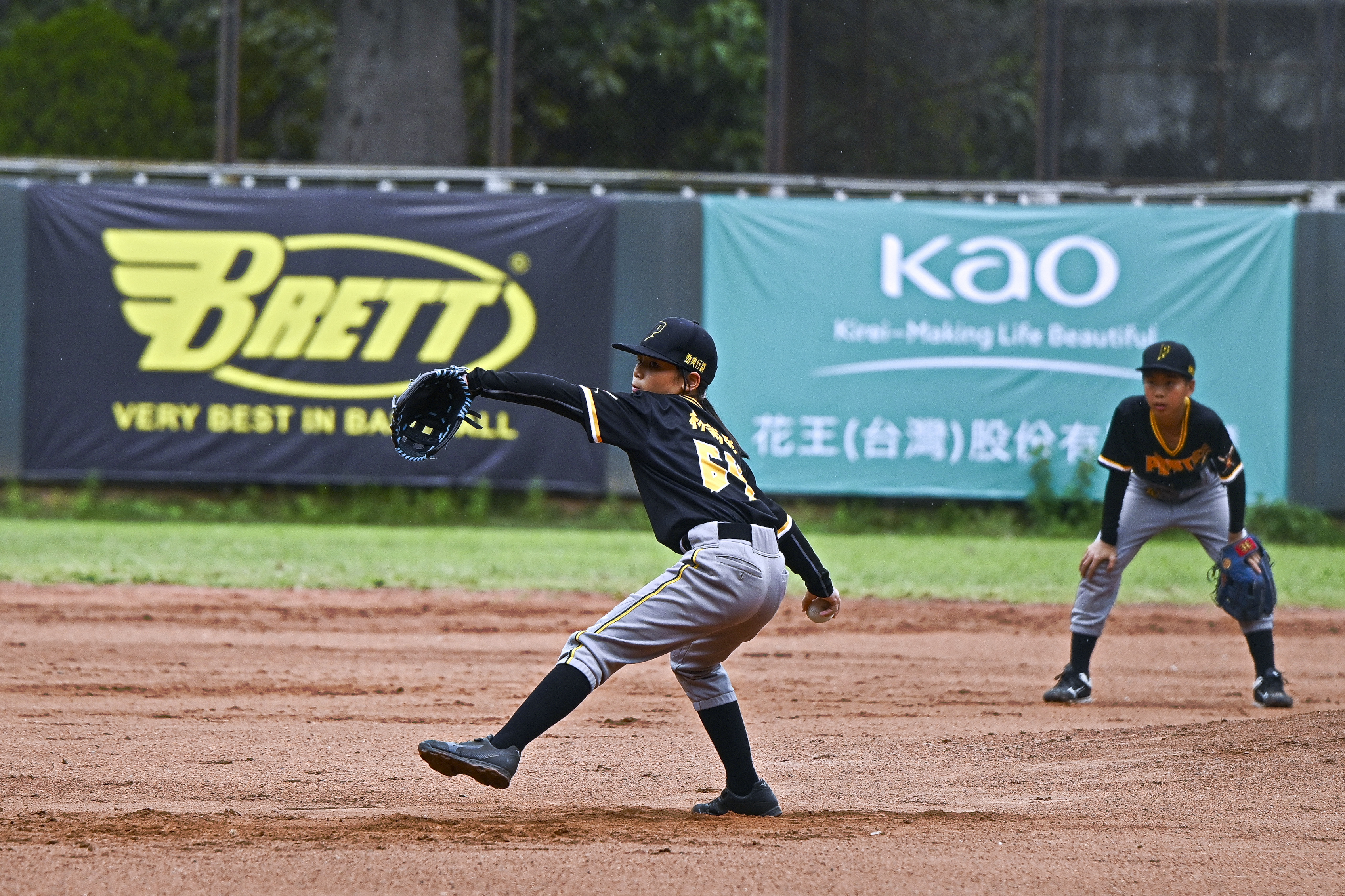 全國社區棒球賽》中興藍鵲全員上壘10比0大敗台中小海盜黑　小海盜教練大讚林芮彤好投惜吞敗