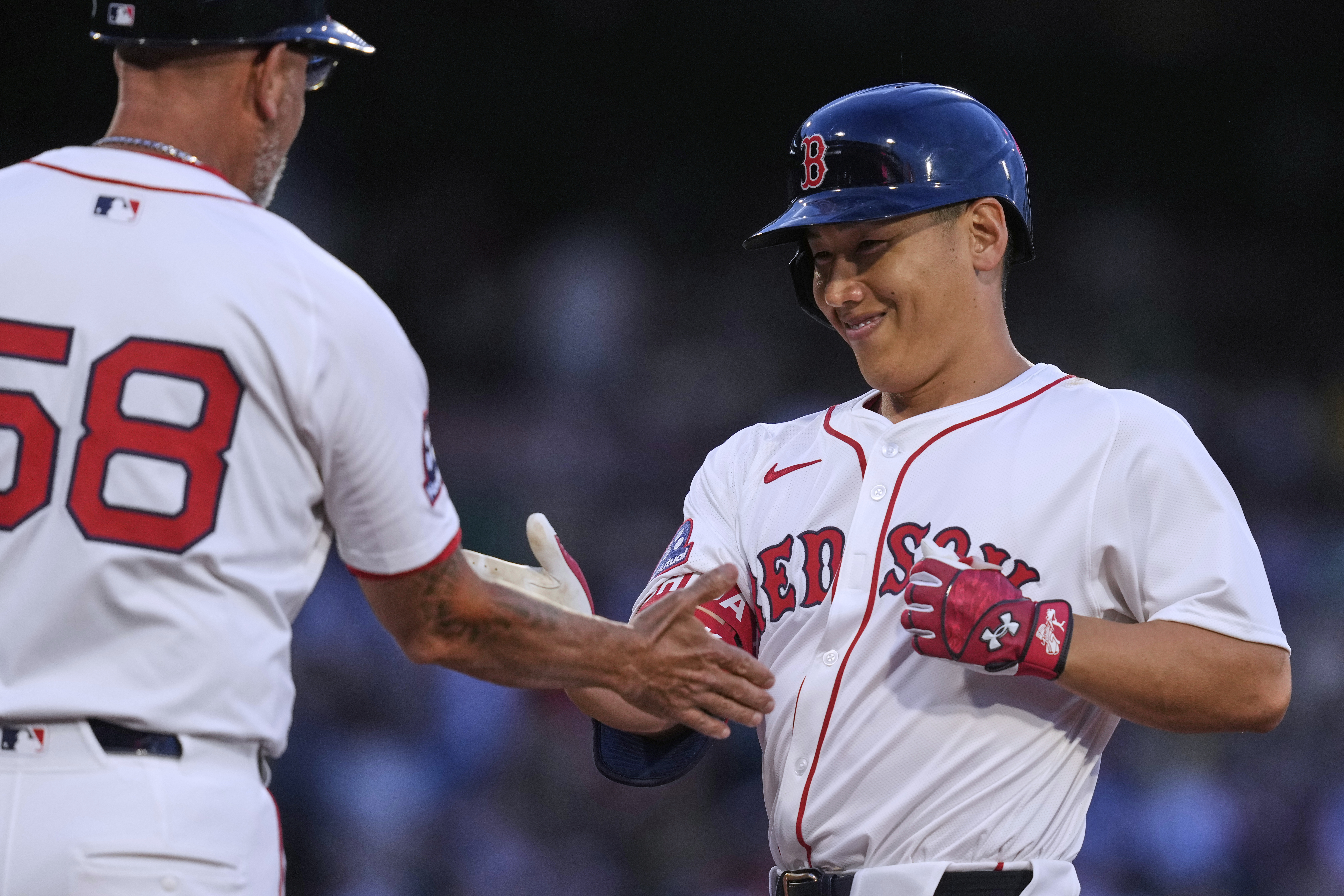 MLB》吉田正尚傷癒歸隊本季首打席敲安打　球迷沸騰掌聲、回休息區笑得燦爛