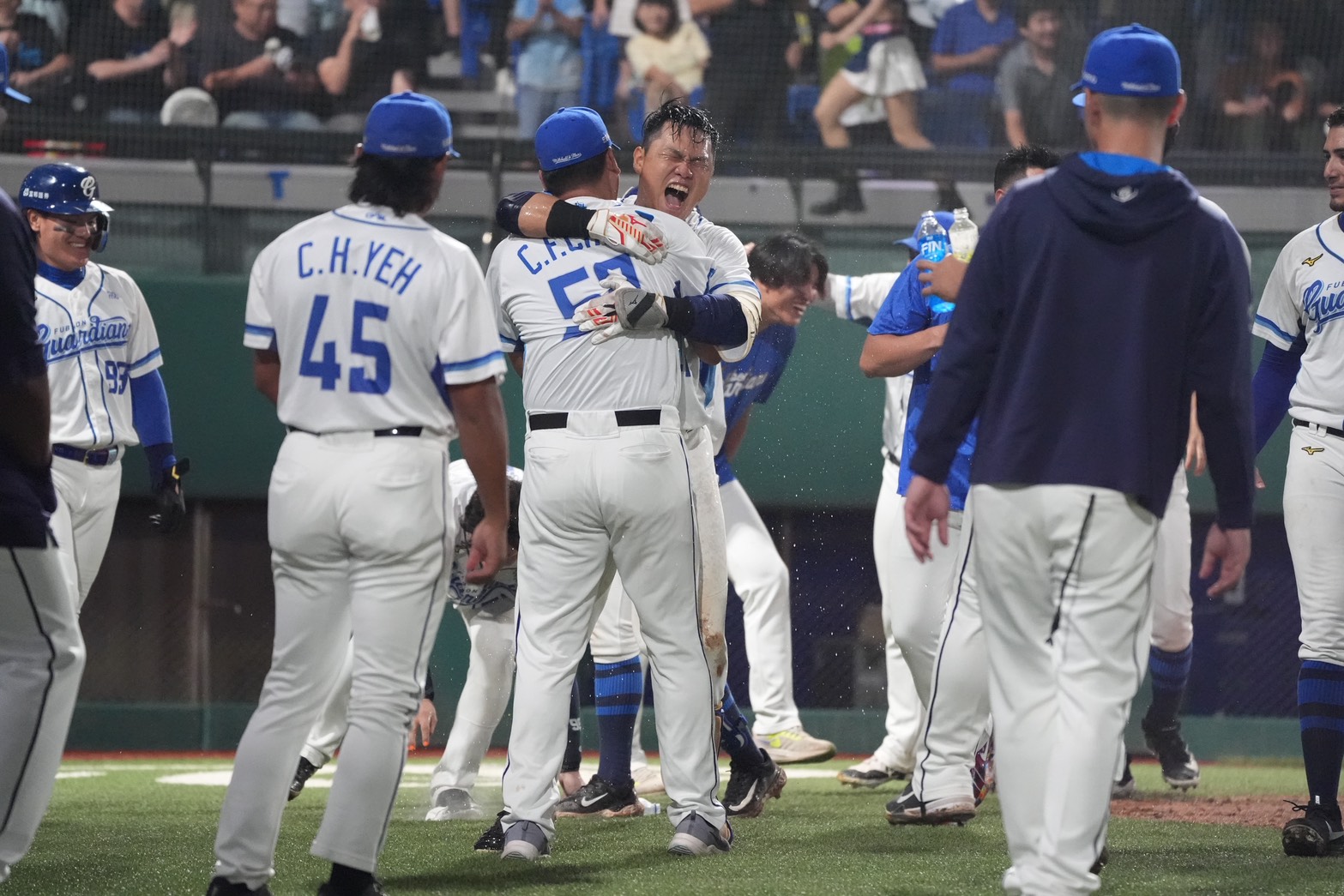 富邦悍將》范國宸再見全壘打逆轉勝！　陳金鋒：確實打得很好